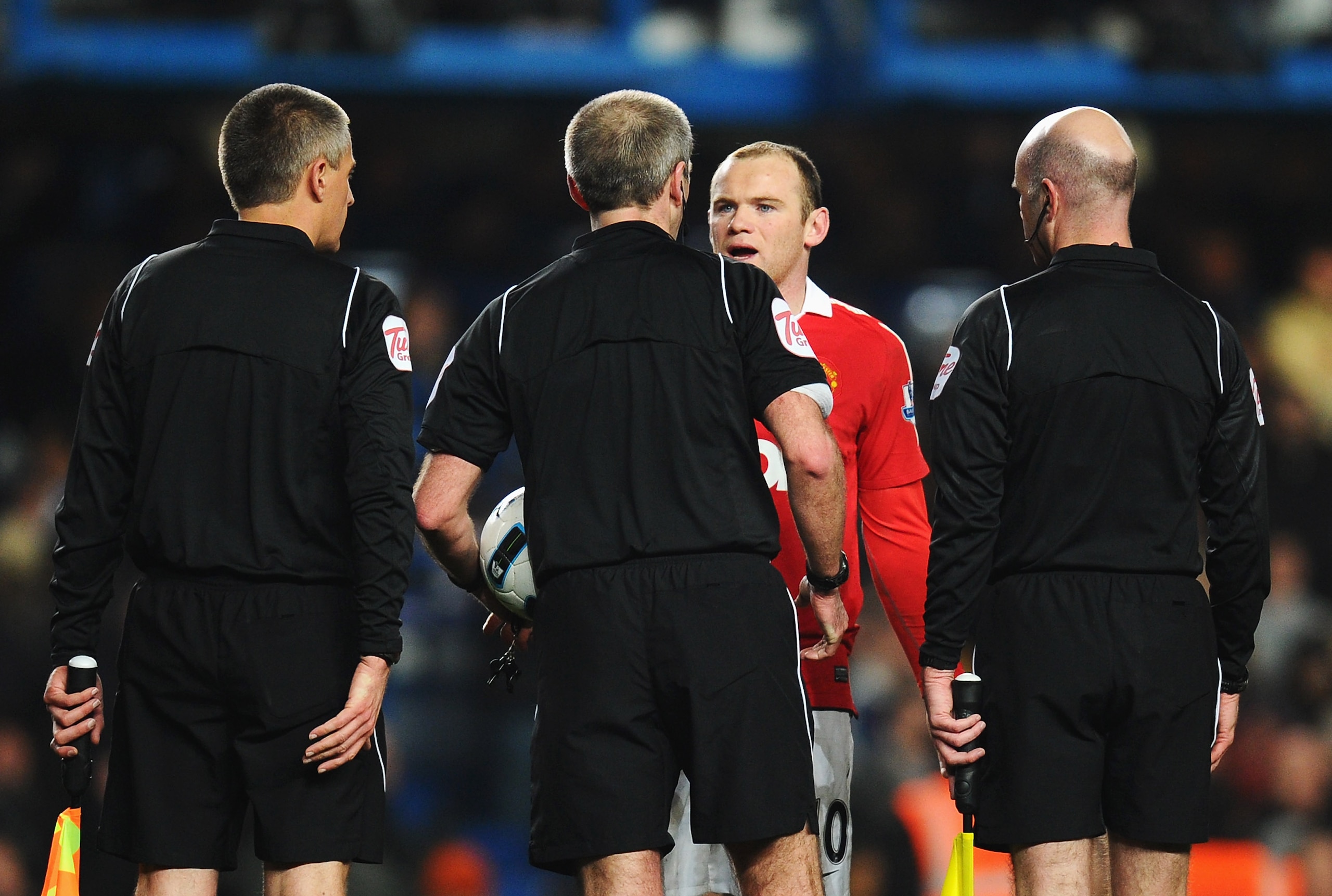 LONDON, ENGLAND - MARCH 01: Wayne Rooney of Manchester United exchanges words with referee Martin Atkinson after the Barclays Premier League match between Chelsea and Manchester United at Stamford Bridge on March 1, 2011 in London, England. (Photo by Cl LONDON, ENGLAND - MARCH 01: Wayne Rooney of Manchester United exchanges words with referee Martin Atkinson after the Barclays Premier League match between Chelsea and Manchester United at Stamford Bridge on March 1, 2011 in London, England. (Photo by Cl