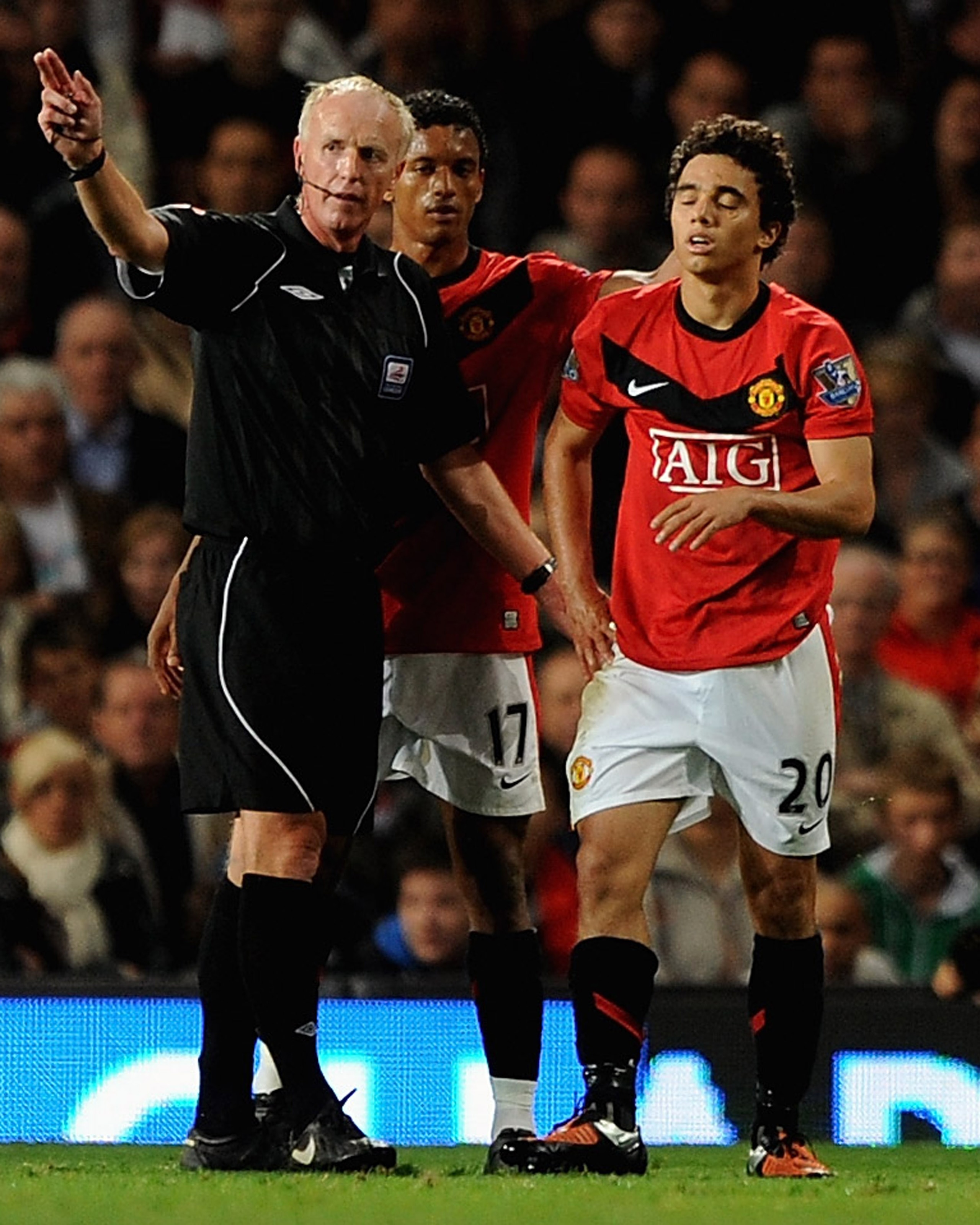 MANCHESTER, ENGLAND - SEPTEMBER 23: Fabio Da Silva of Manchester United is sent off by Referee Peter Walton during the Carling Cup Third Round match between Manchester United and Wolverhampton Wanderers at Old Trafford on September 23, 2009 in Manchester, MANCHESTER, ENGLAND - SEPTEMBER 23: Fabio Da Silva of Manchester United is sent off by Referee Peter Walton during the Carling Cup Third Round match between Manchester United and Wolverhampton Wanderers at Old Trafford on September 23, 2009 in Manchester,