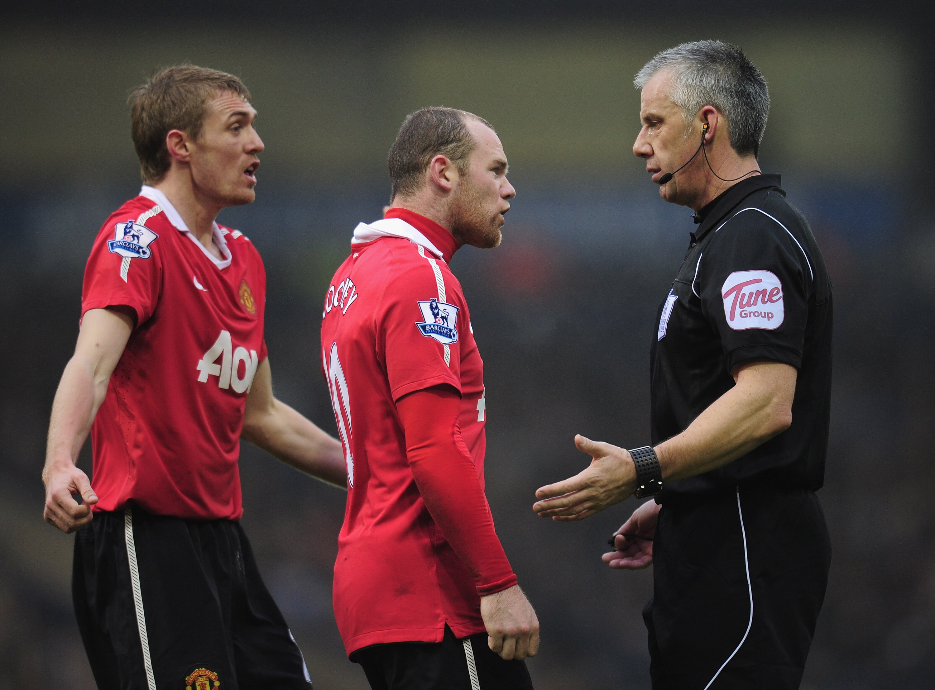 WEST BROMWICH, ENGLAND - JANUARY 01:  Wayne Rooney and Darren Flectcher of Manchester United argue with referee Chris Foy during the Barclays Premier League match between West Bromich Albion and Manchester United at The Hawthorns on January 1, 2011 in Wes