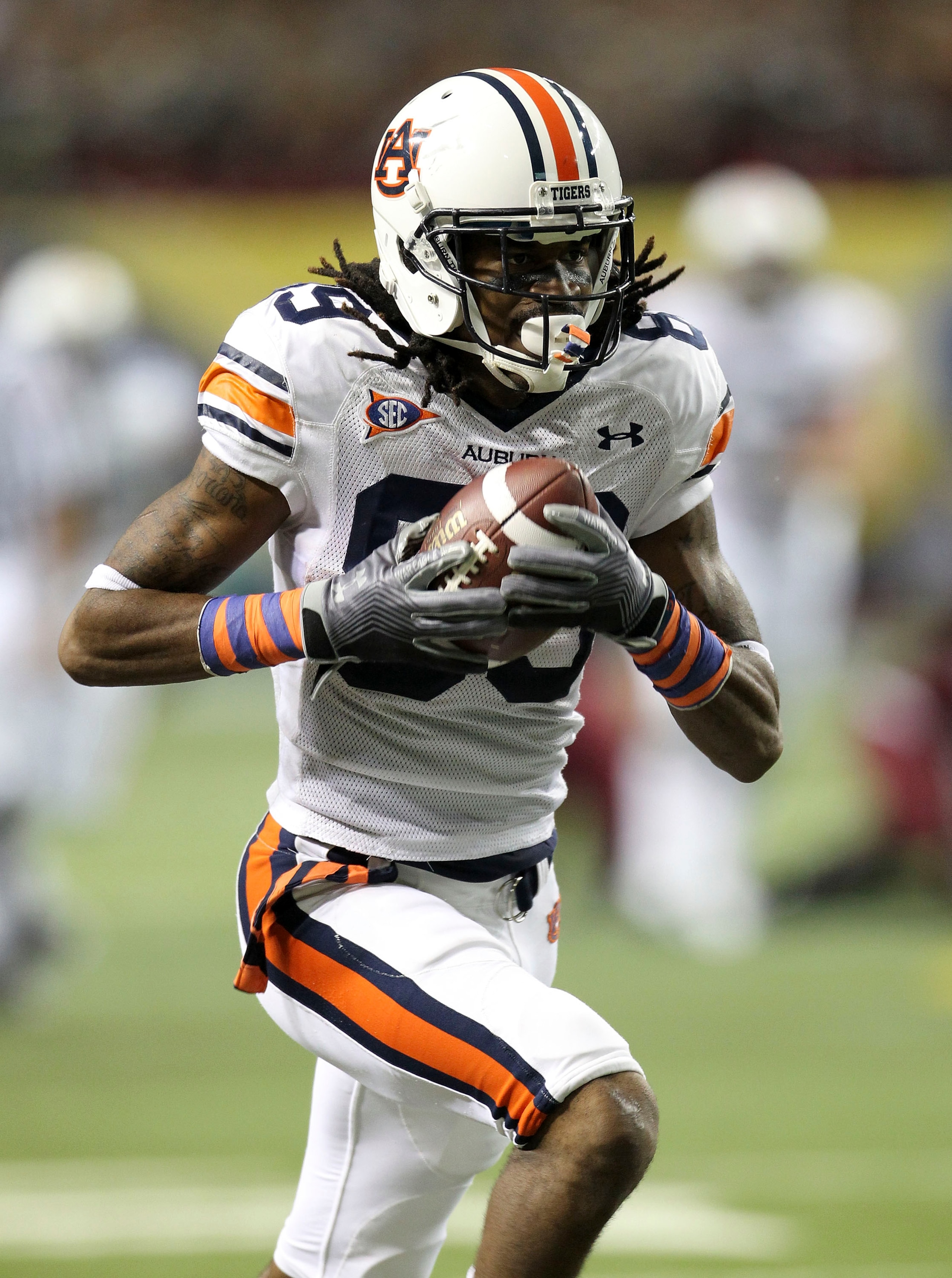 ATLANTA - DECEMBER 4:  Wide receiver Darvin Adams #89 of the Auburn Tigers makes a reception for a touchdown during the 2010 SEC Championship against the South Carolina Gamecocks at Georgia Dome on December 4, 2010 in Atlanta, Georgia. (Photo by Mike Zarr
