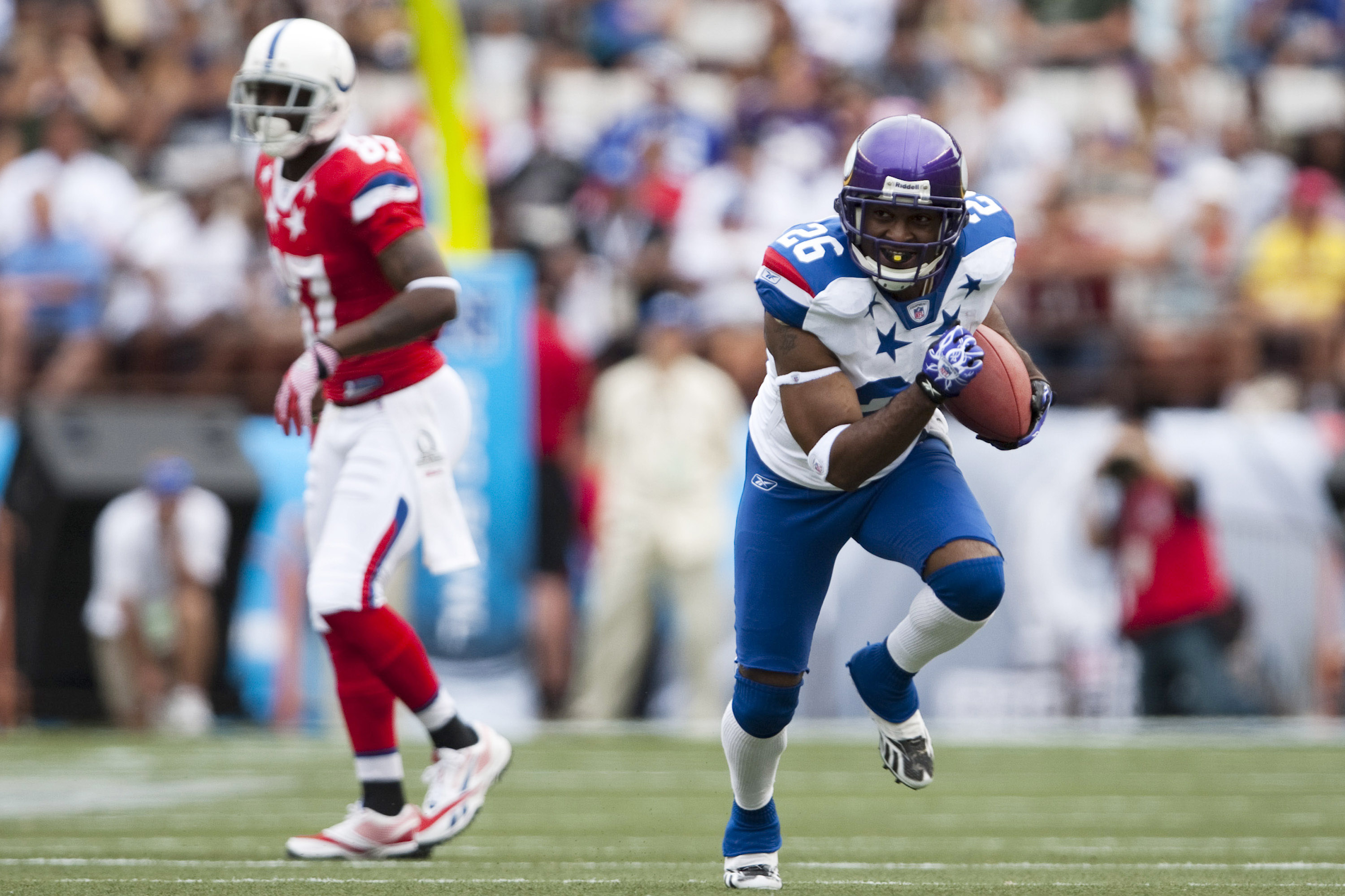 HONOLULU - JANUARY 30:  Antoine Winfield, #26 of the Minnesota Vikings carries the ball against the American Football Conference (AFC) during the 2011 NFL Pro Bowl at Aloha Stadium on January 30, 2011 in Honolulu, Hawaii.  (Photo by Kent Nishimura/Getty I