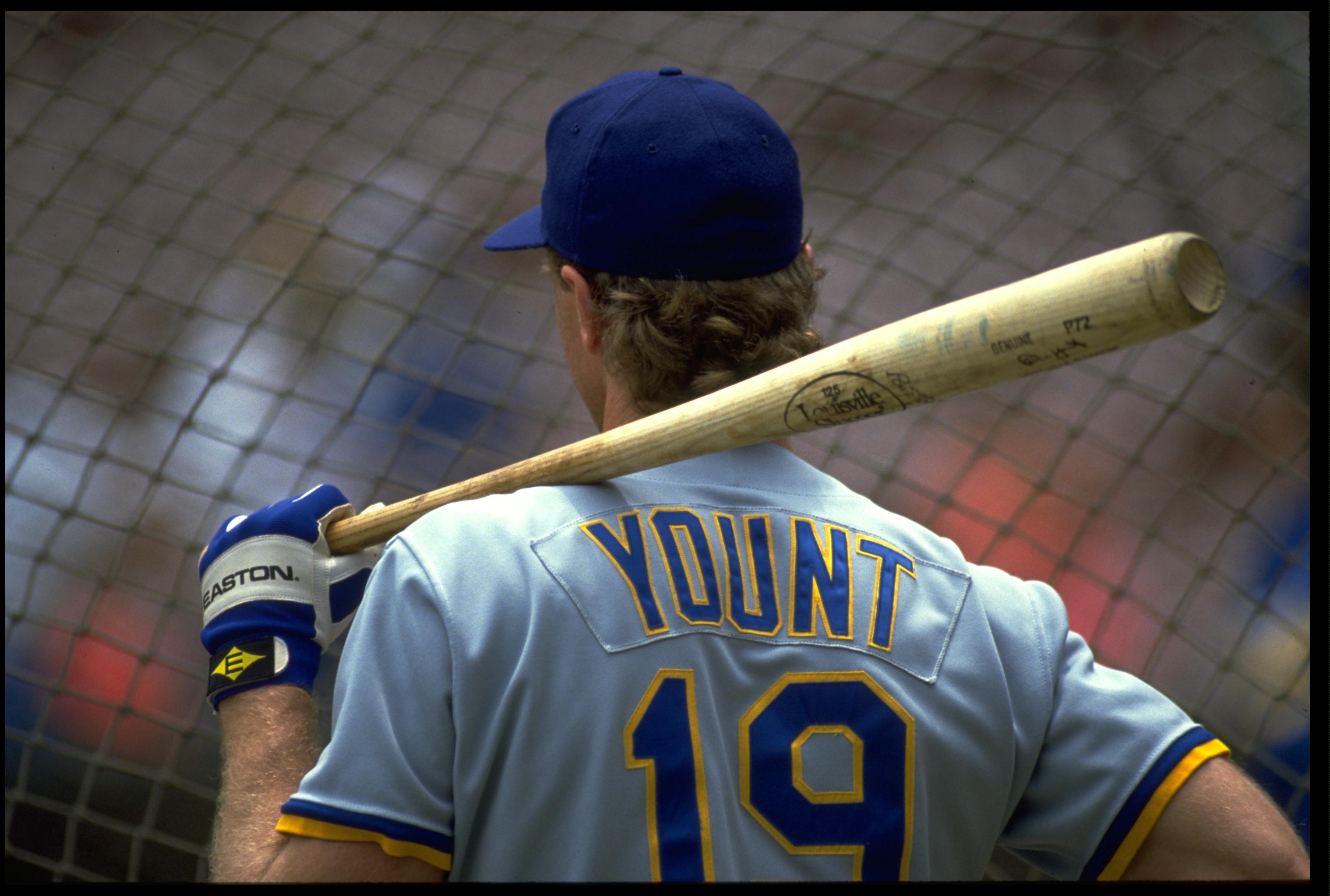 1990:  MILWAUKEE BREWERS BATTER ROBIN YOUNT DURING BATTING PRACTICE PRIOR TO THE BREWERS VERSUS CALIFORNIA ANGELS GAME AT ANAHEIM STADIUM IN ANAHEIM, CALIFORNIA.  MANDATORY CREDIT:  STEPHEN DUNN/ALLSPORT