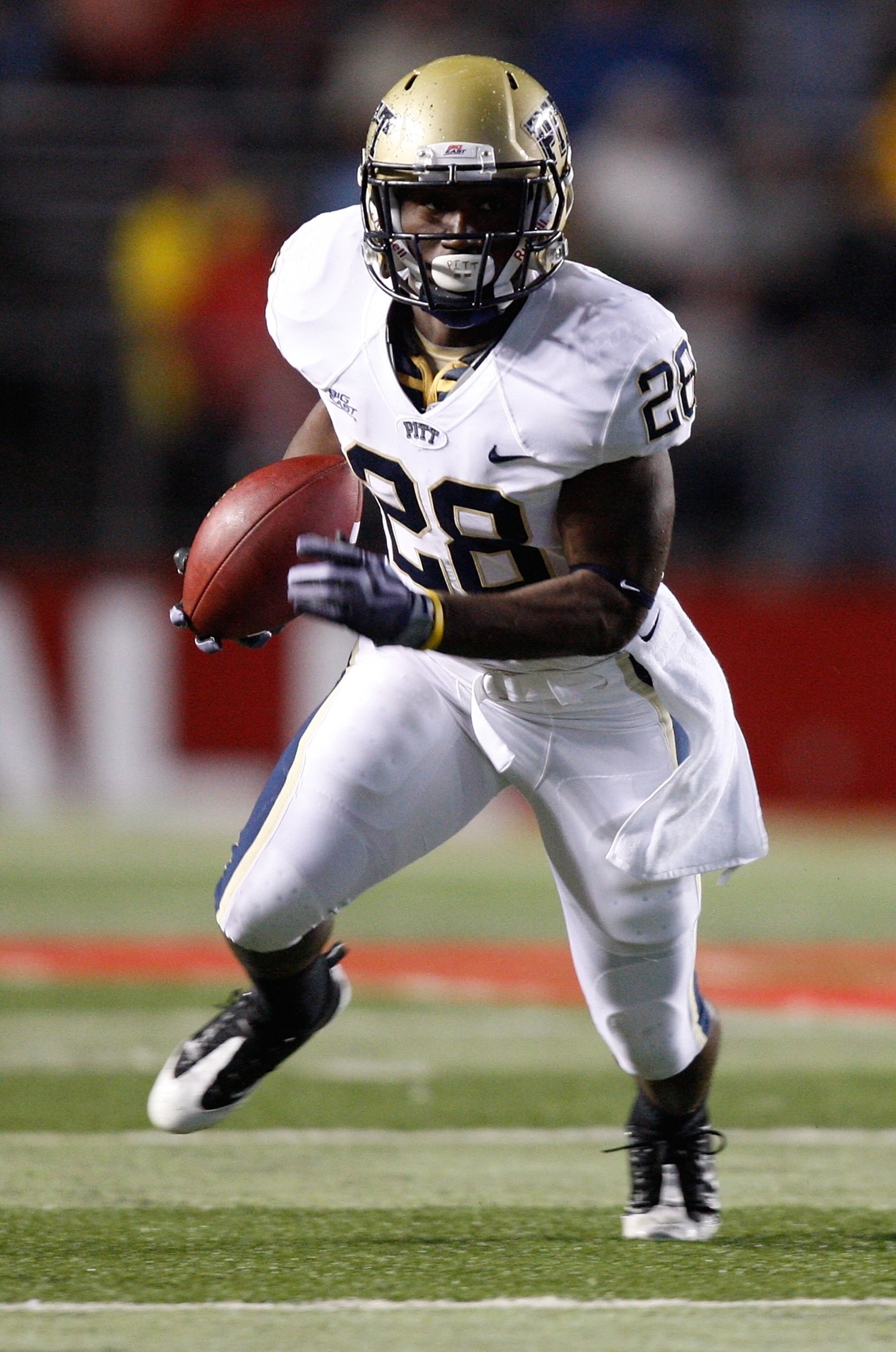 PISCATAWAY, NJ - OCTOBER 16:  Dion Lewis #28 of the University of Pittsburgh Panthers runs against the the Rutgers University Scarlett Knights on October 16, 2009 at Rutgers Stadium in Piscataway, New Jersey.  (Photo by Jared Wickerham/Getty Images)