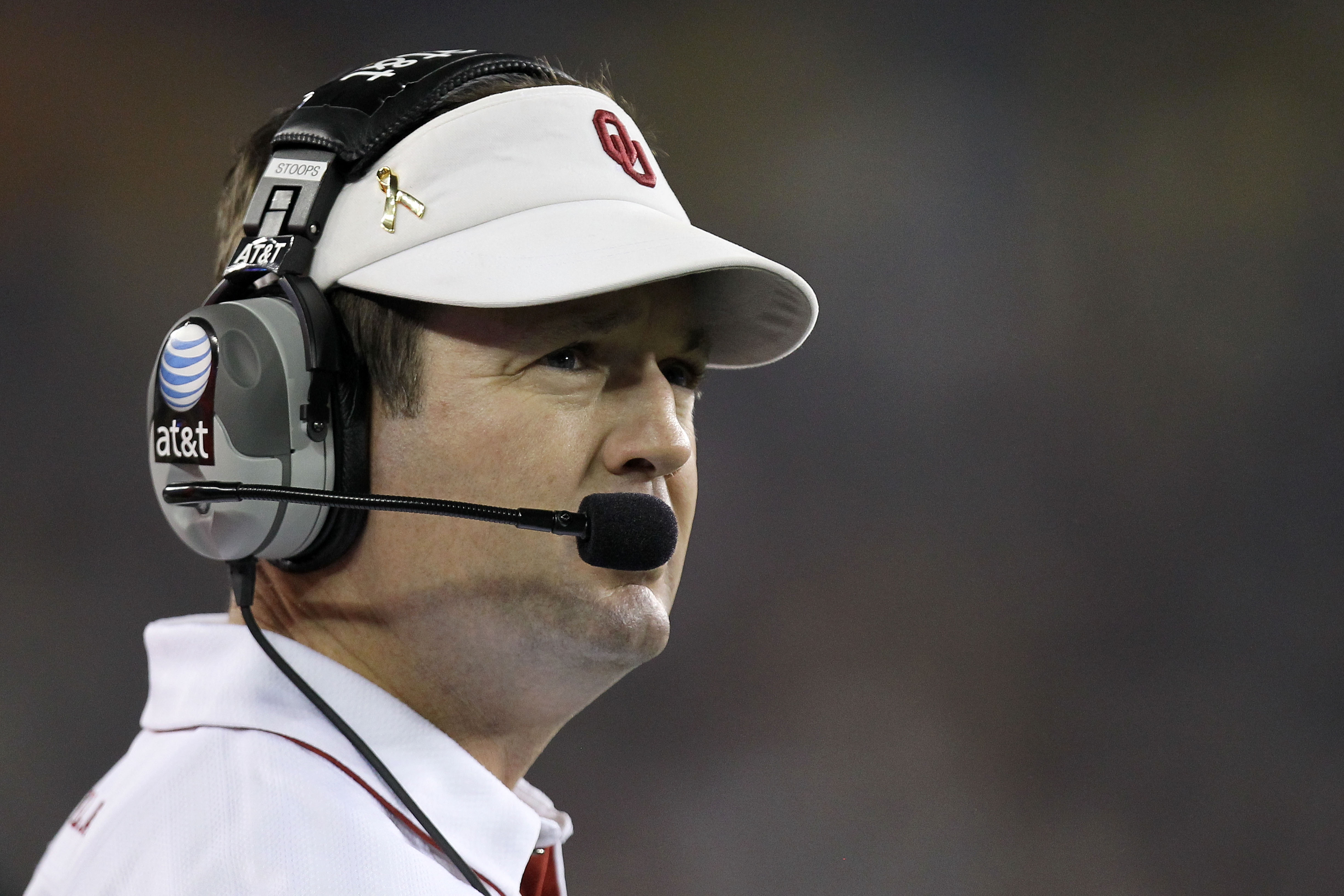 GLENDALE, AZ - JANUARY 01: Head coach Bob Stoops looks on while taking on the Connecticut Huskies during the Tostitos Fiesta Bowl at the Universtity of Phoenix Stadium on January 1, 2011 in Glendale, Arizona. (Photo by Ronald Martinez/Getty Images) GLENDALE, AZ - JANUARY 01: Head coach Bob Stoops looks on while taking on the Connecticut Huskies during the Tostitos Fiesta Bowl at the Universtity of Phoenix Stadium on January 1, 2011 in Glendale, Arizona. (Photo by Ronald Martinez/Getty Images)