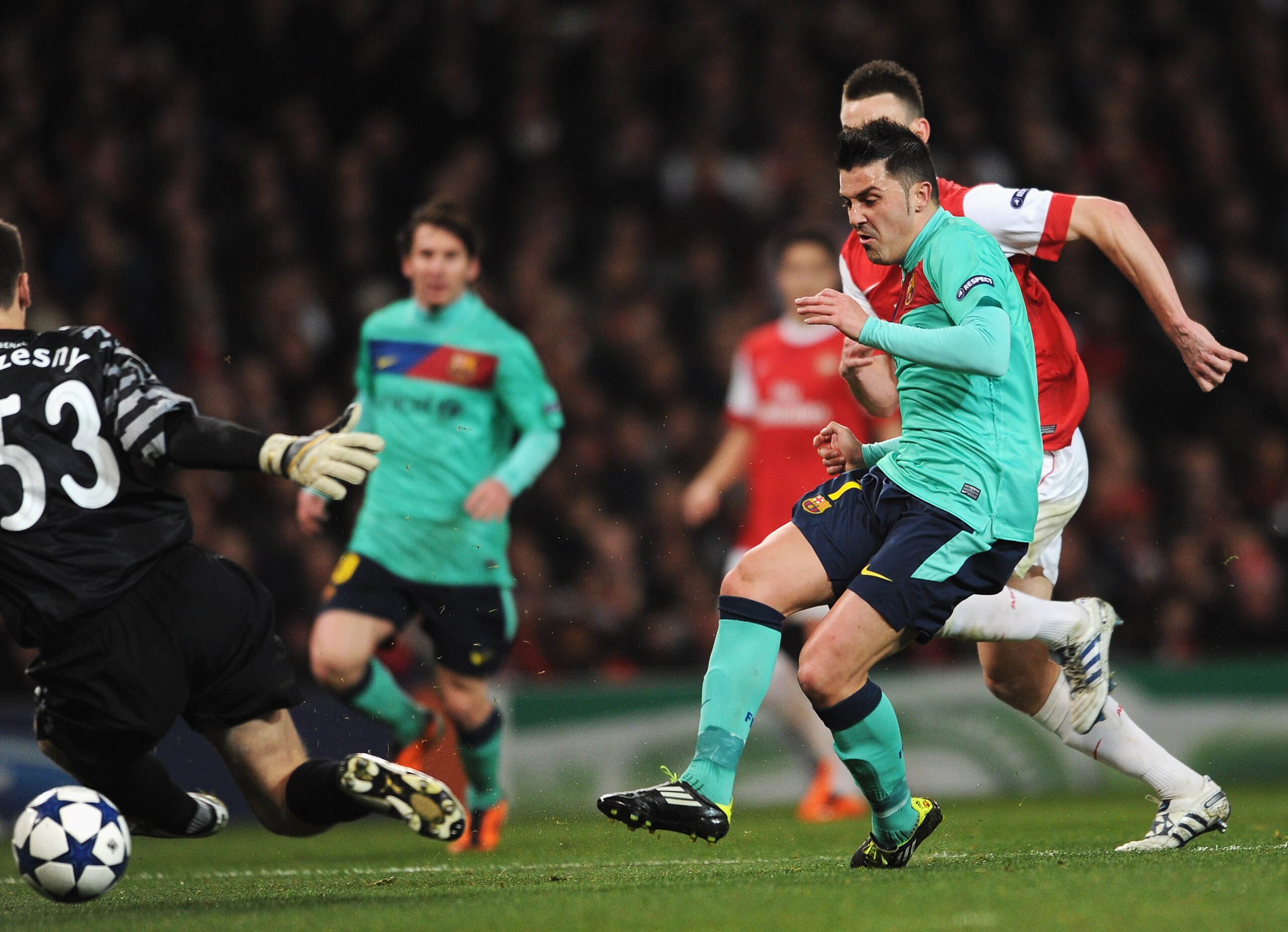 LONDON, ENGLAND - FEBRUARY 16: David Villa of Barcelona scores the opening goal during the UEFA Champions League round of 16 first leg match between Arsenal and Barcelona at the Emirates Stadium on February 16, 2011 in London, England. (Photo by Jasper LONDON, ENGLAND - FEBRUARY 16: David Villa of Barcelona scores the opening goal during the UEFA Champions League round of 16 first leg match between Arsenal and Barcelona at the Emirates Stadium on February 16, 2011 in London, England. (Photo by Jasper