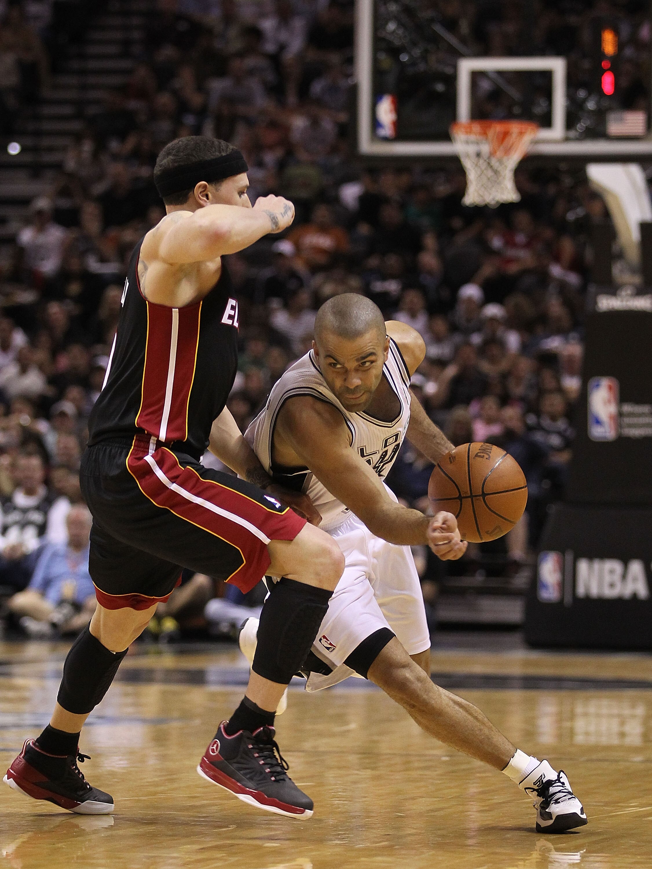 SAN ANTONIO, TX - MARCH 04:  Guard Tony Parker #9 of the San Antonio Spurs dribbles the ball against Mike Bibby #0 of the Miami Heat at AT&T Center on March 4, 2011 in San Antonio, Texas.   NOTE TO USER: User expressly acknowledges and agrees that, by dow