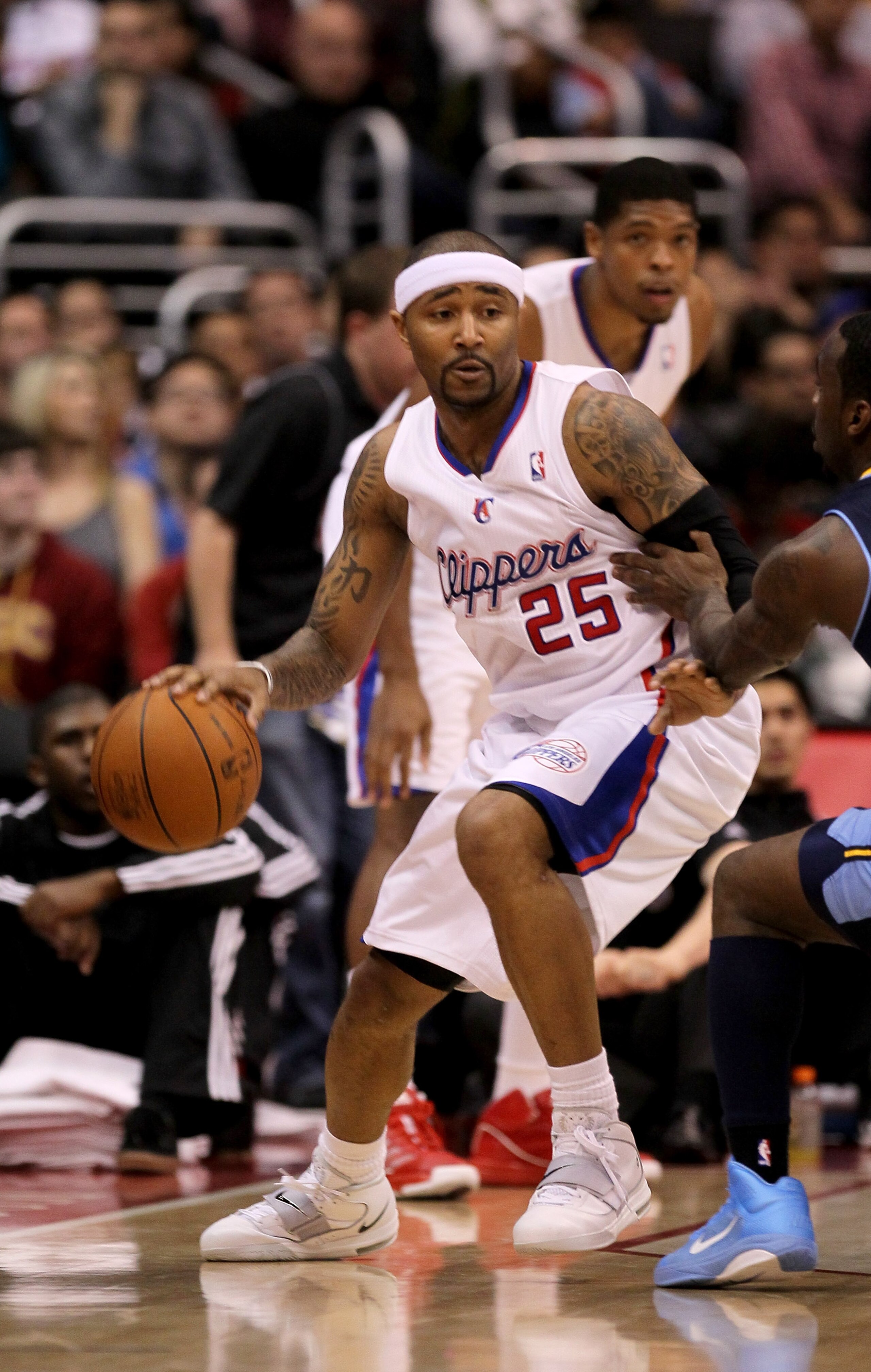 LOS ANGELES, CA - MARCH 5:  Mo Williams #25 of the Los Angeles Clippers controls the ball against the Denver Nuggets at Staples Center on March 5, 2011 in Los Angeles, California.  The Clippers won 100-94. NOTE TO USER: User expressly acknowledges and agr