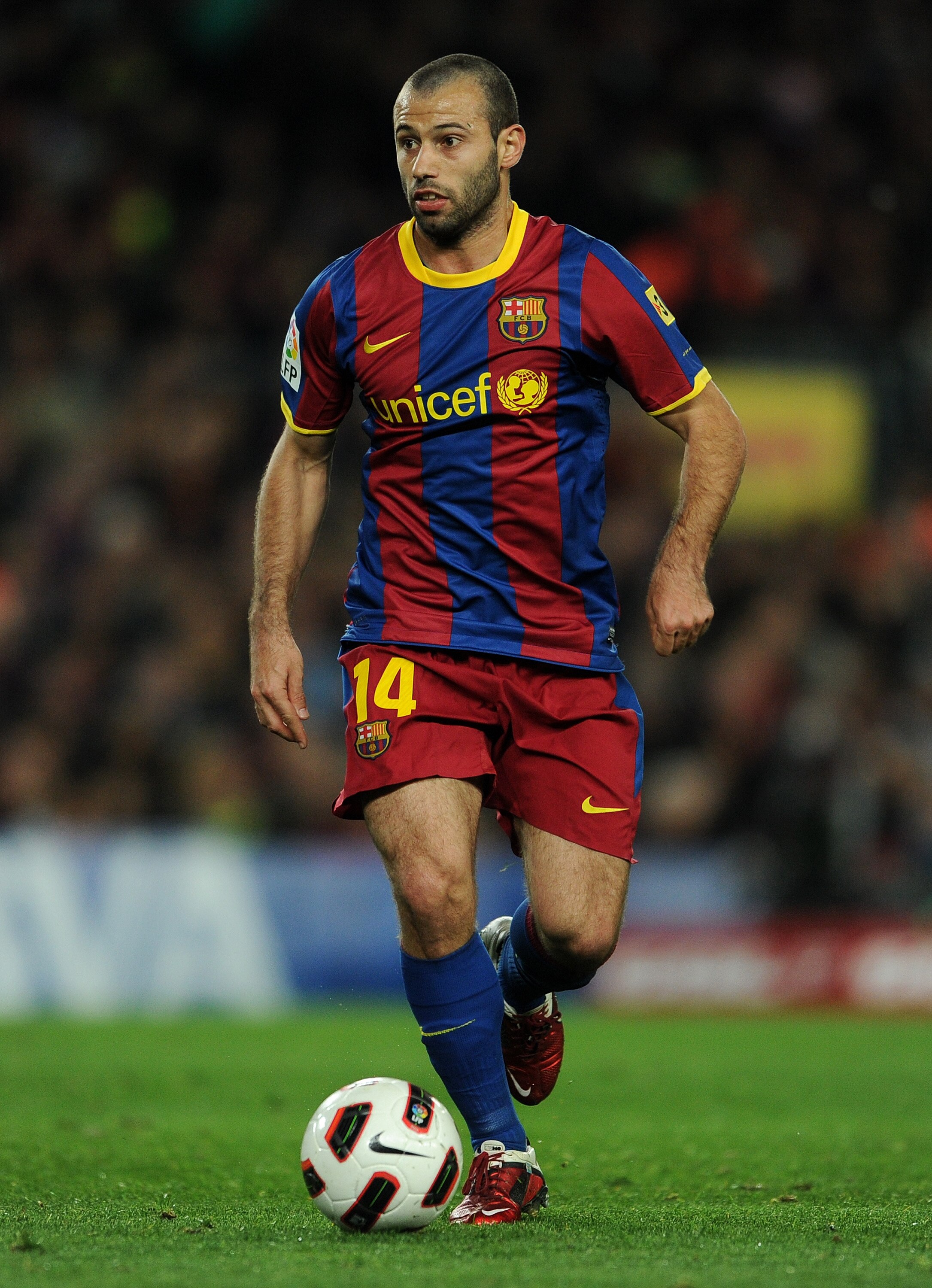BARCELONA, SPAIN - MARCH 05:  Javier Mascherano of Barcelona controls the ball during the la Liga match between Barcelona and Real Zaragoza at the Camp Nou stadium on March 5, 2011 in Barcelona, Spain.  (Photo by Jasper Juinen/Getty Images)