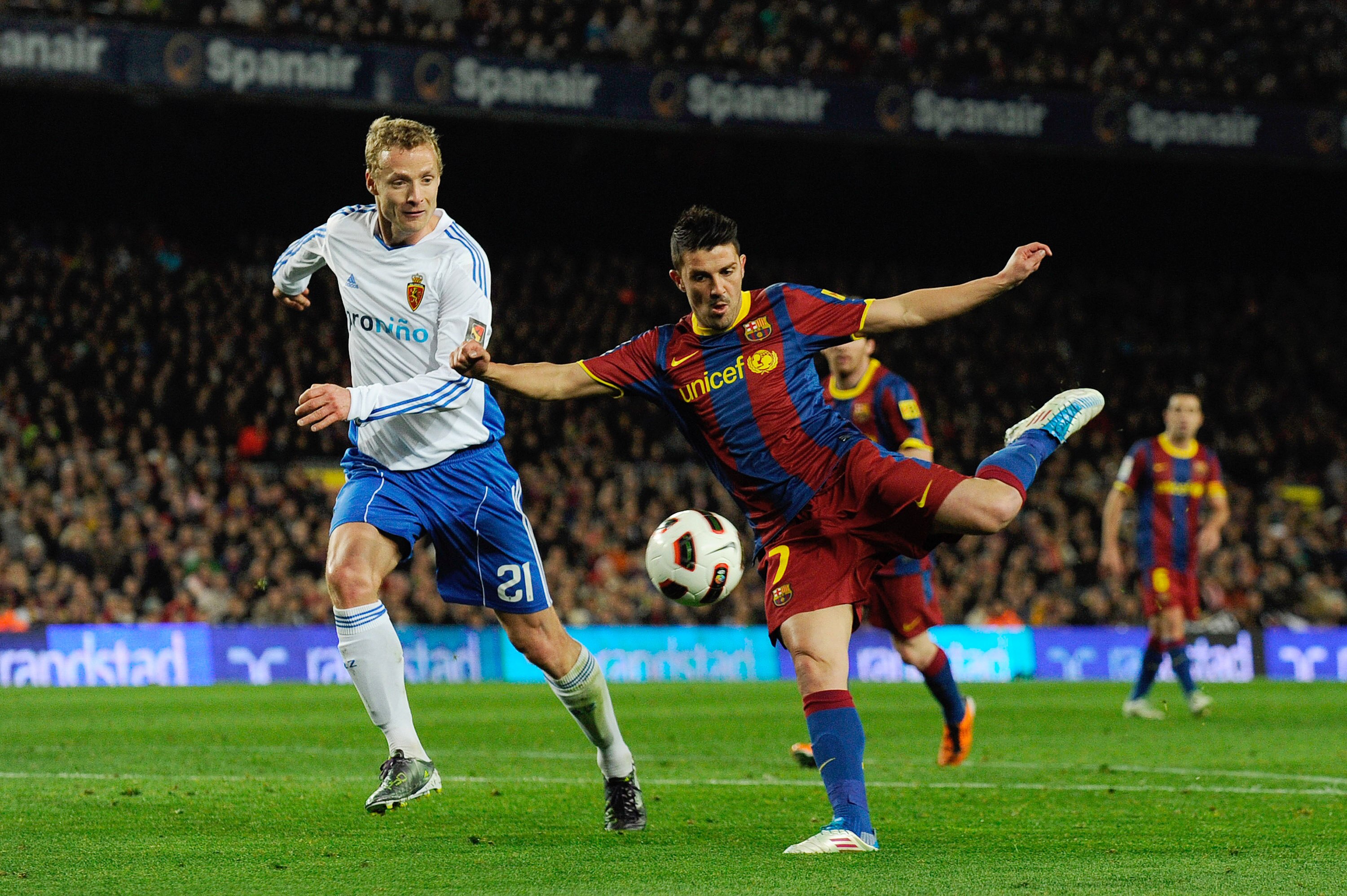 BARCELONA, SPAIN - MARCH 05:  David Villa of Barcelona (R) shoots towards goal under a challenge by Jiri Jarosik of Real Zaragoza during the La liga match between Barcelona and Real Zaragoza at Camp Nou on March 5, 2011 in Barcelona, Spain.  (Photo by Dav