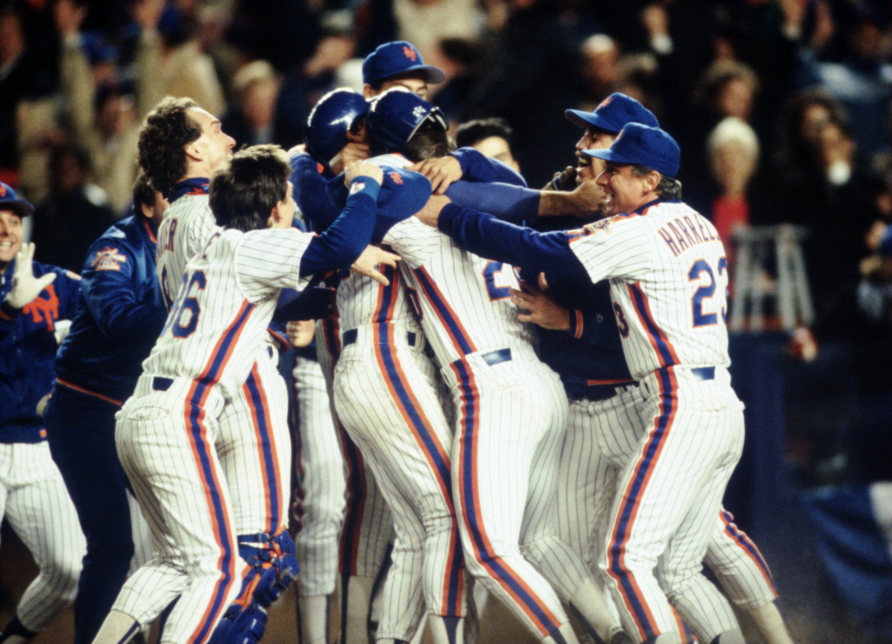 OCT 1986:  THE NEW YORK METS CELEBRATE DURING THE METS 4-3 WIN OVER THE BOSTON RED SOX IN GAME 6 OF THE WORLD SERIES AT SHEA STADIUM IN NEW YORK, NEW YORK. Mandatory Credit: Allsport/ALLSPORT