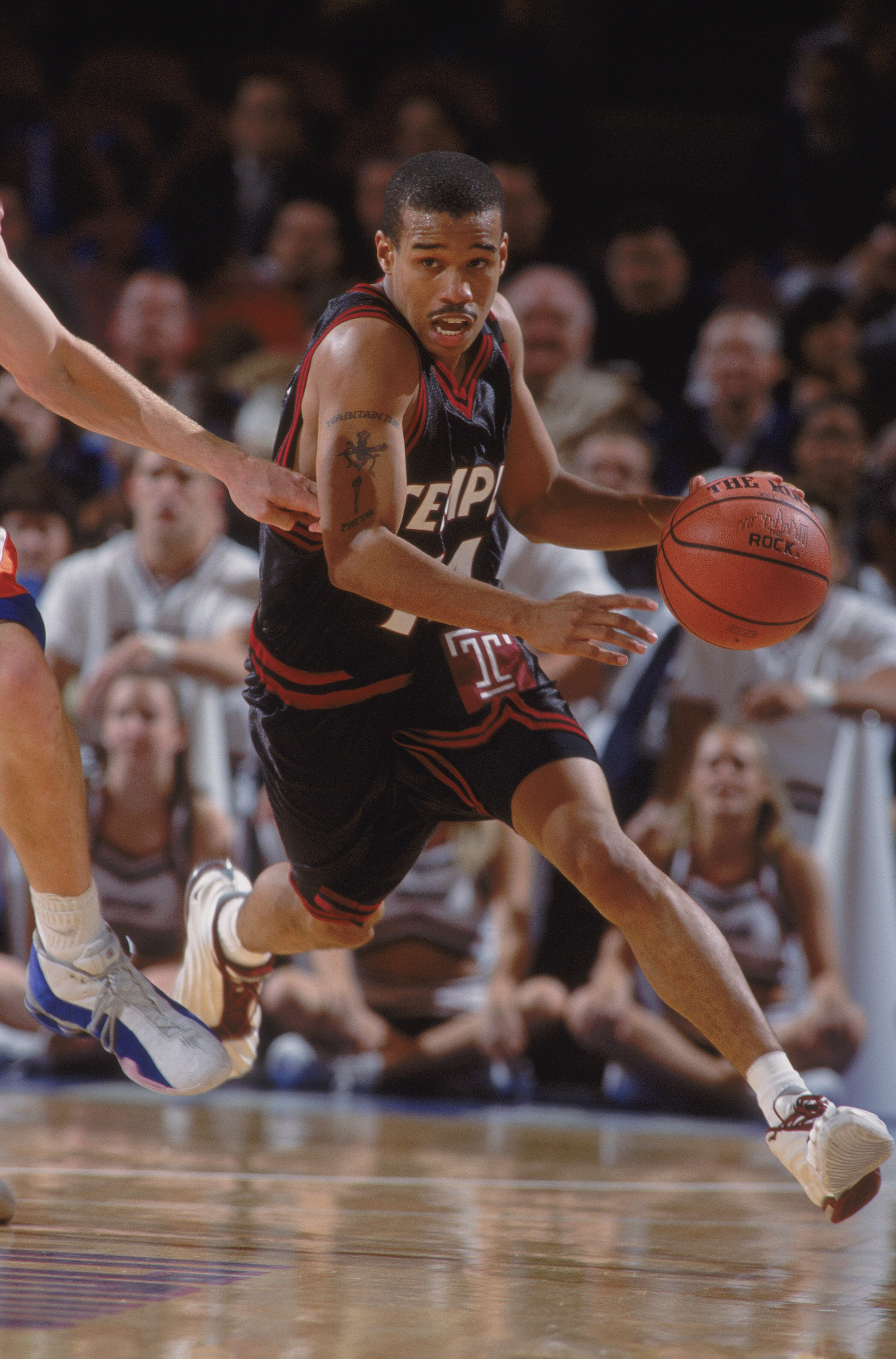 8 Nov 2001:  Lynn Greer #14 of the Temple Owls dribbles the ball down the court during the IKON Classic against the Florida Gators at Madison Square Garden in New York, New York. The Gators defeated the Owls 72-64.Mandatory Credit:  Al Bello /Allsport