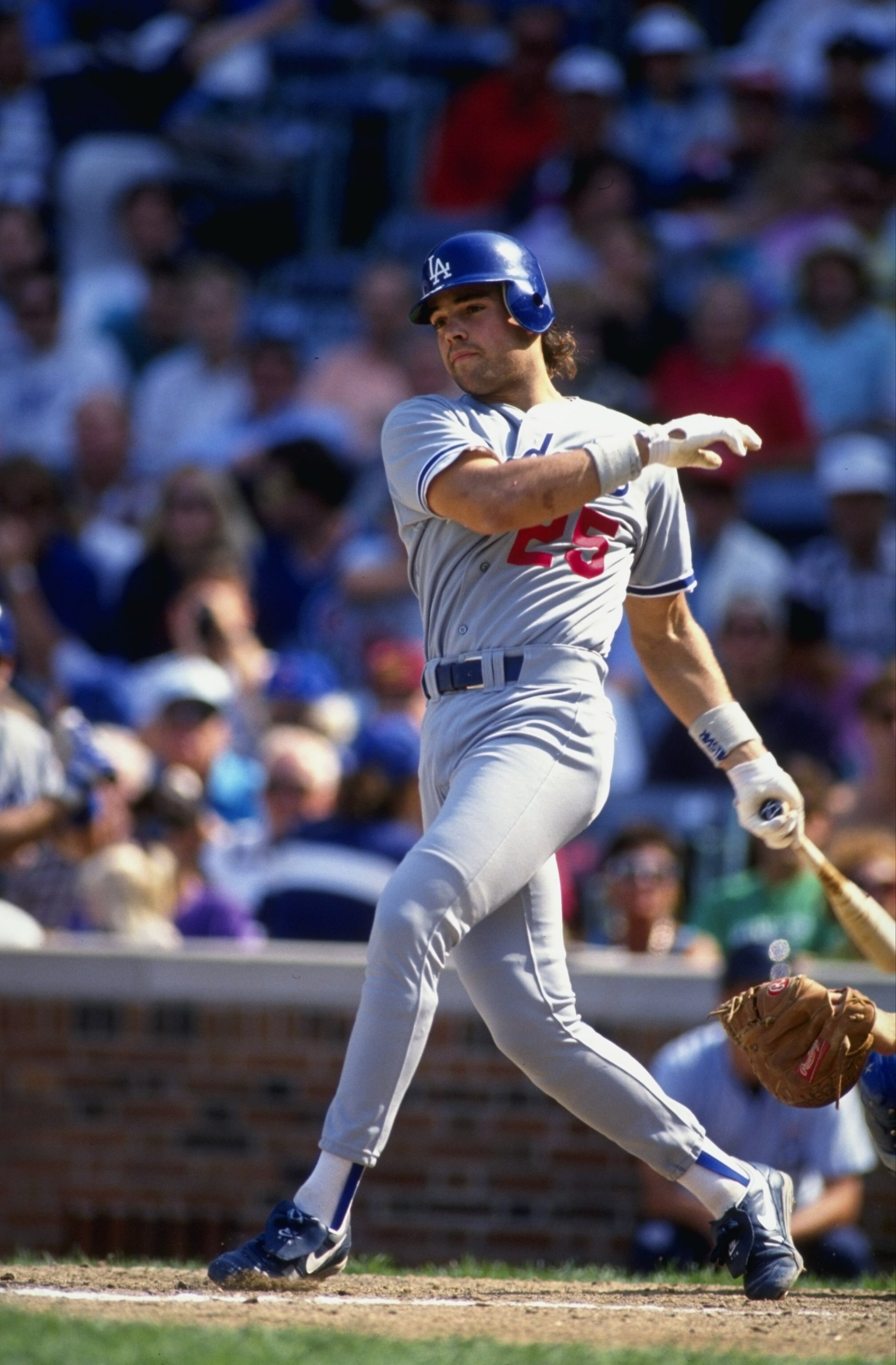 1992:  Mike Piazza #25 of the Los Angeles Dodgers swings the bat. Mandatory Credit: Allsport  /Allsport