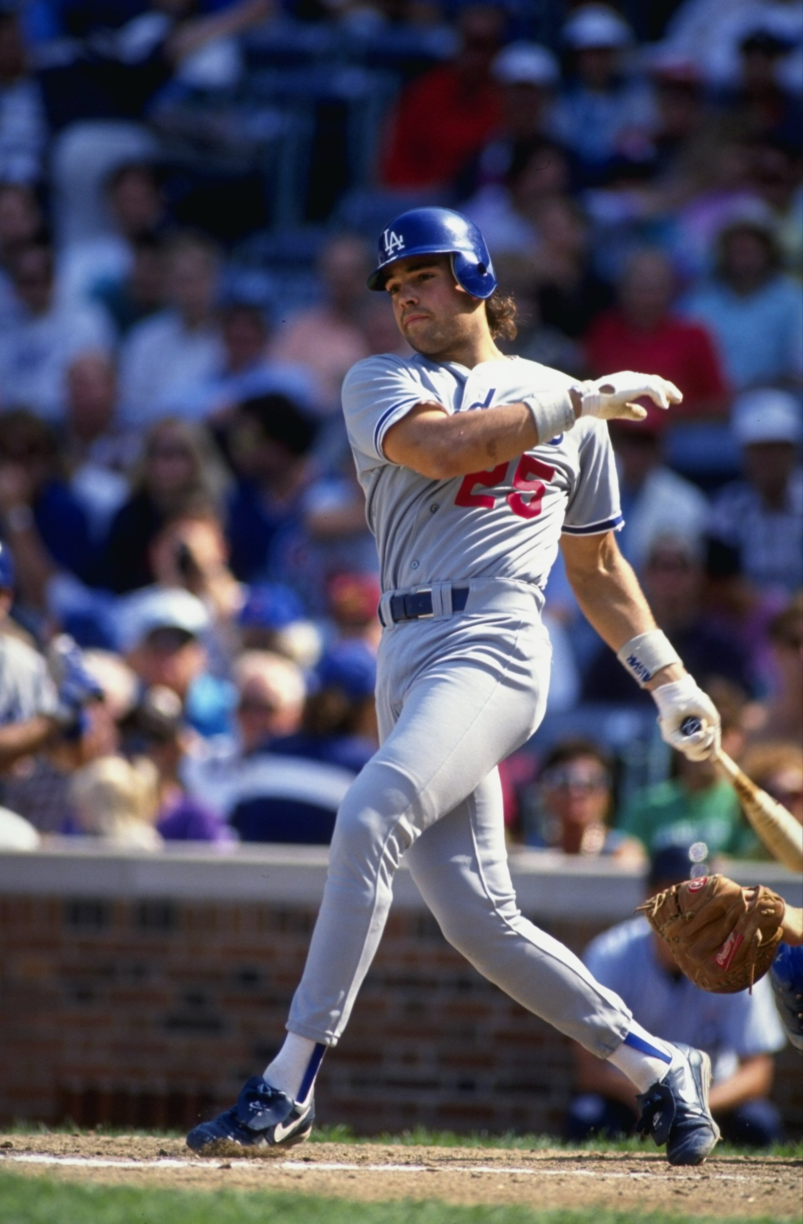 1992:  Mike Piazza #25 of the Los Angeles Dodgers swings the bat. Mandatory Credit: Allsport  /Allsport