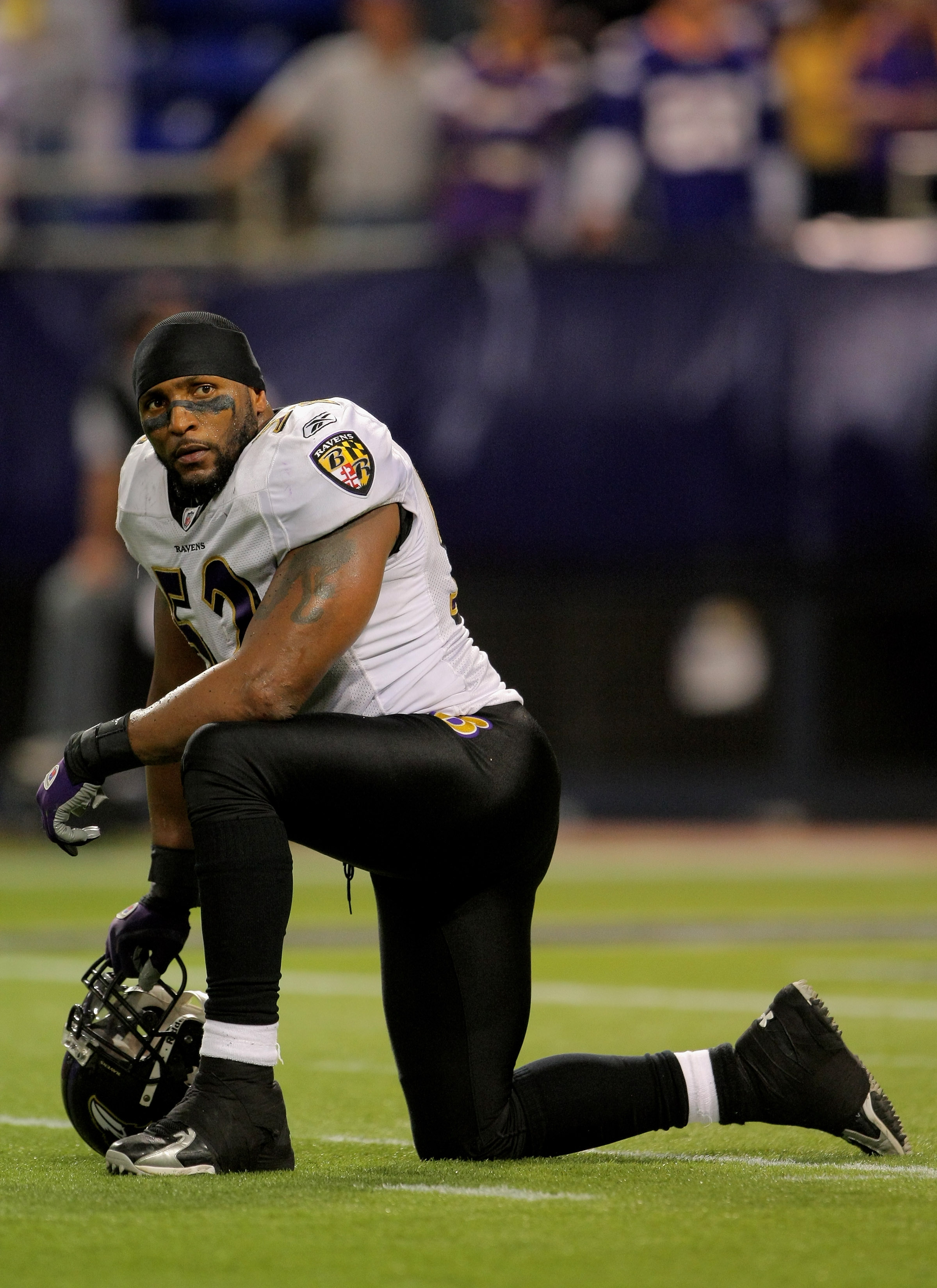 MINNEAPOLIS - OCTOBER 18:  Linebacker Ray Lewis #52 of the Baltimore Ravens looks on during the two minute warning against the Minnesota Vikings during NFL action at Hubert H. Humphrey Metrodome on October 18, 2009 in Minneapolis, Minnesota. The Vikings d