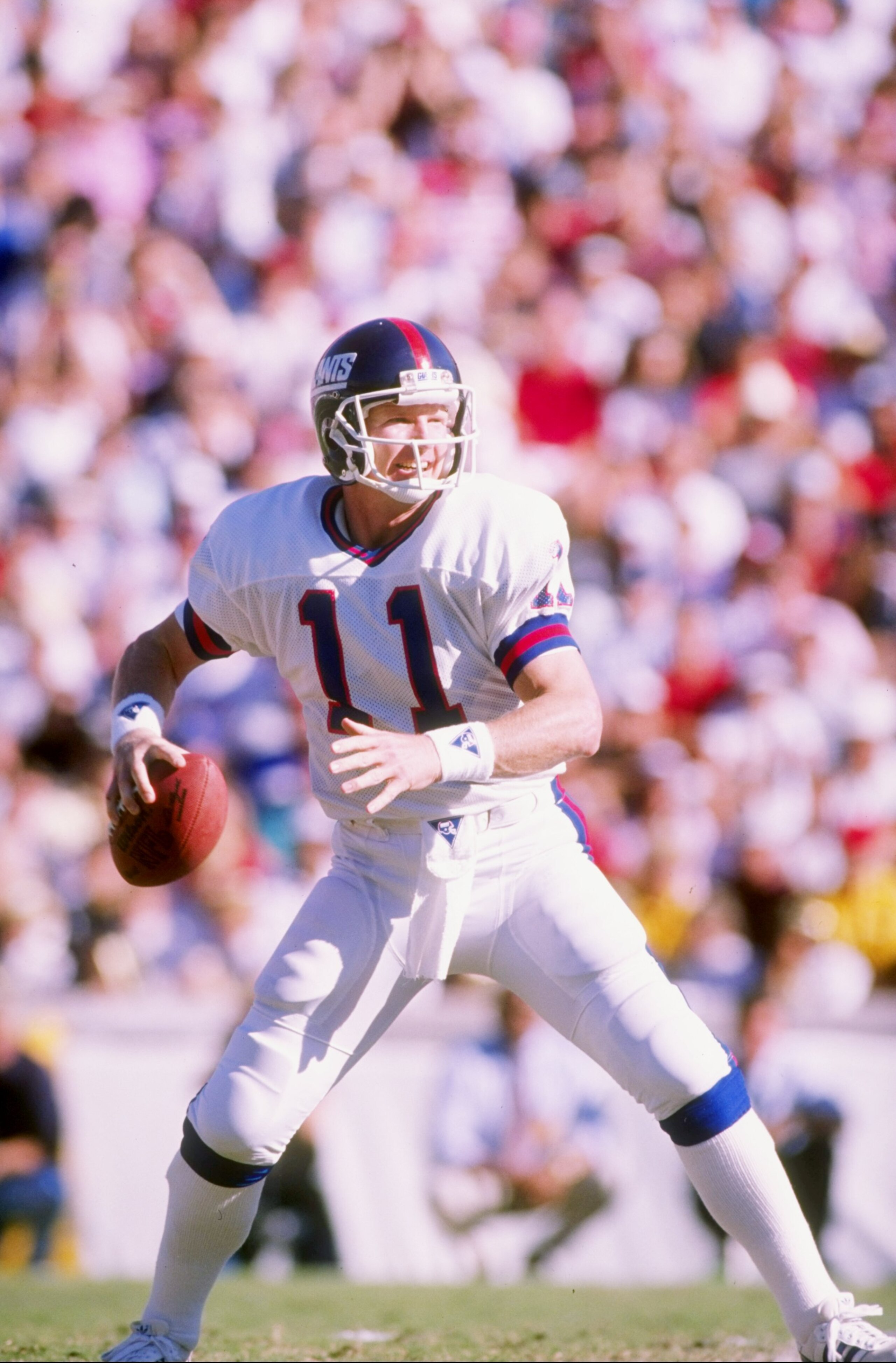 1989:  Quarterback Phil Simms of the New York Giants prepares to pass the ball. Mandatory Credit: Mike Powell  /Allsport