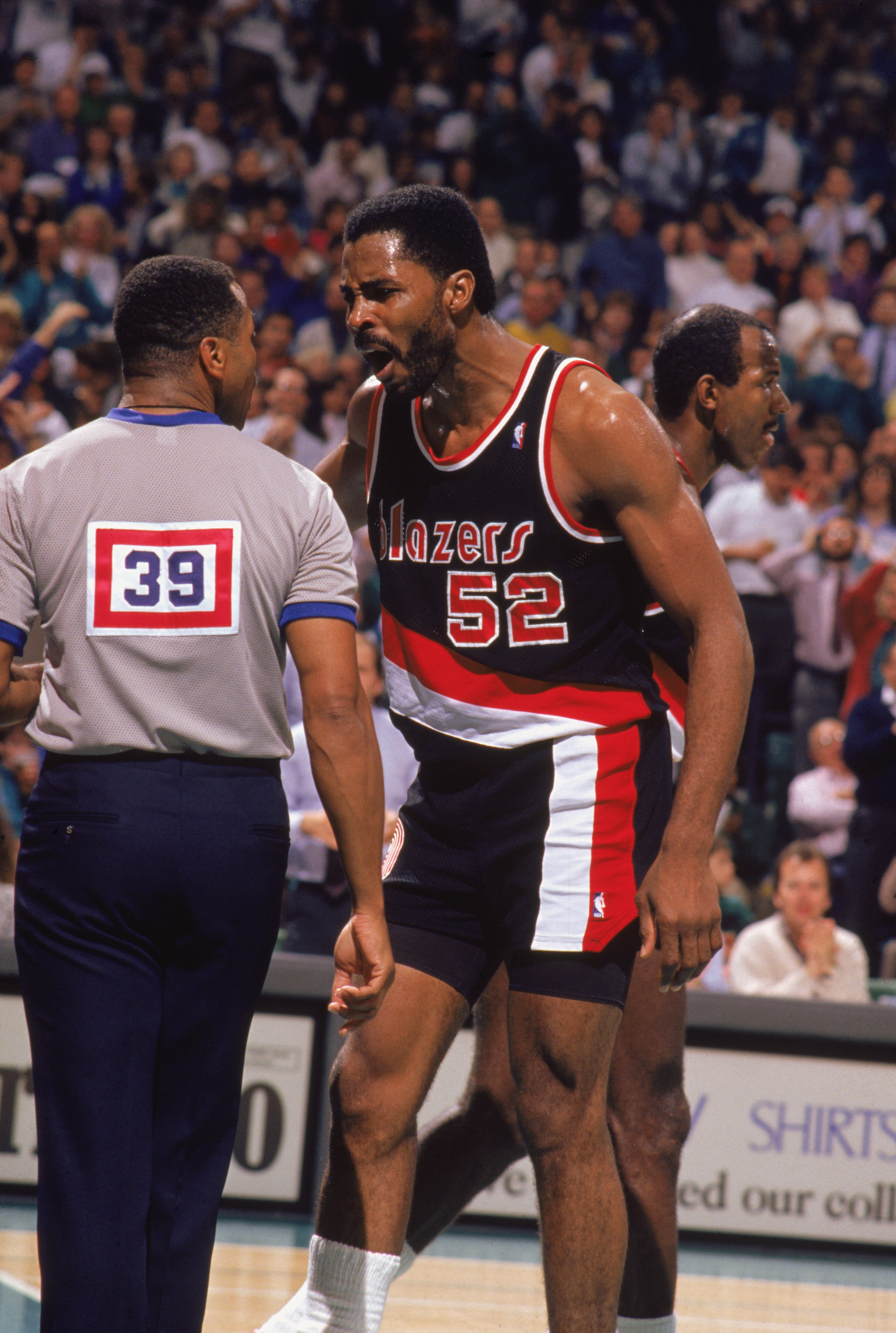 1989:  Buck Williams #52 of the Portland Trail Blazers argues with a referee during the 1989-1990 NBA season game.  (Photo by Jim Gund/Getty Images)