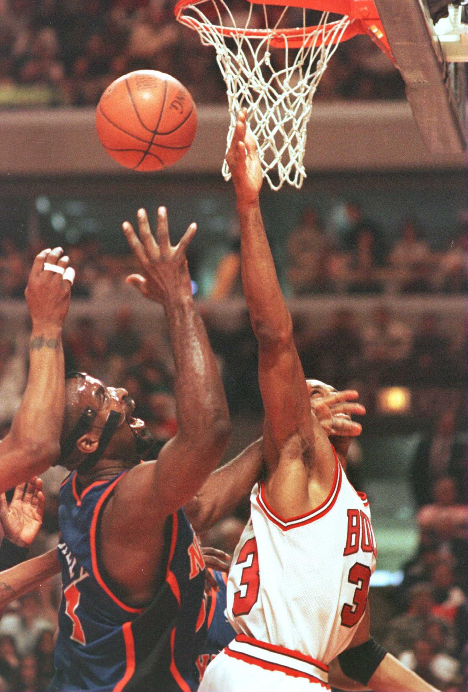 5 May 1996:  Charles Oakley of the New York Knicks and Scottie Pippen of the Chicago Bulls battle for a rebound during third quarter action of their Eastern Conference Semi-Final game at the United Center in Chicago, Illinois. The Bulls take a 1-0 lead in