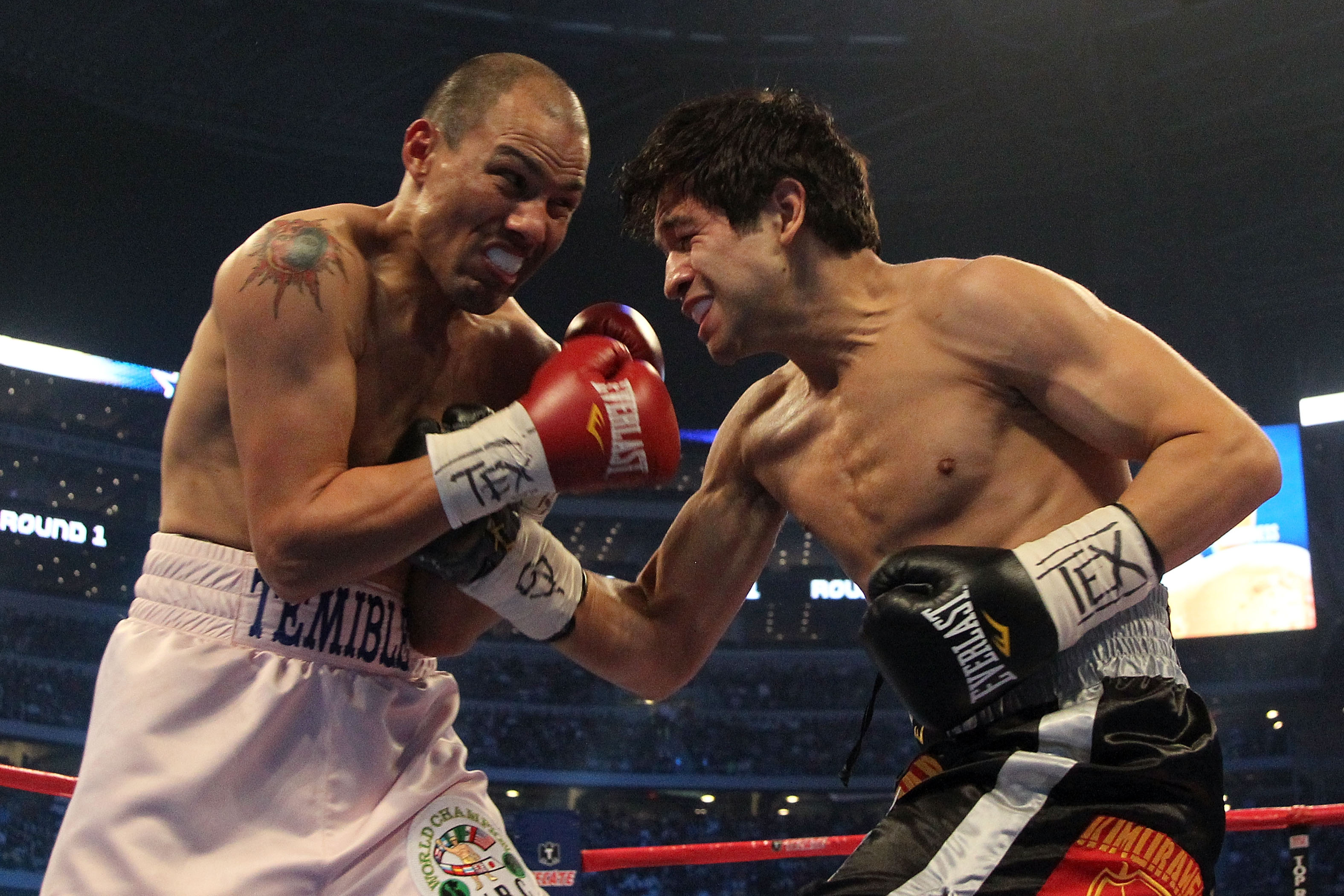 ARLINGTON, TX - MARCH 13:  (R-L) Alfonso Gomez of Mexico throws a right to the body of Jose Luis Castillo during the welterweight fight at Cowboys Stadium on March 13, 2010 in Arlington, Texas.  Gomez defeated Castillo by TKO.  (Photo by Jed Jacobsohn/Get