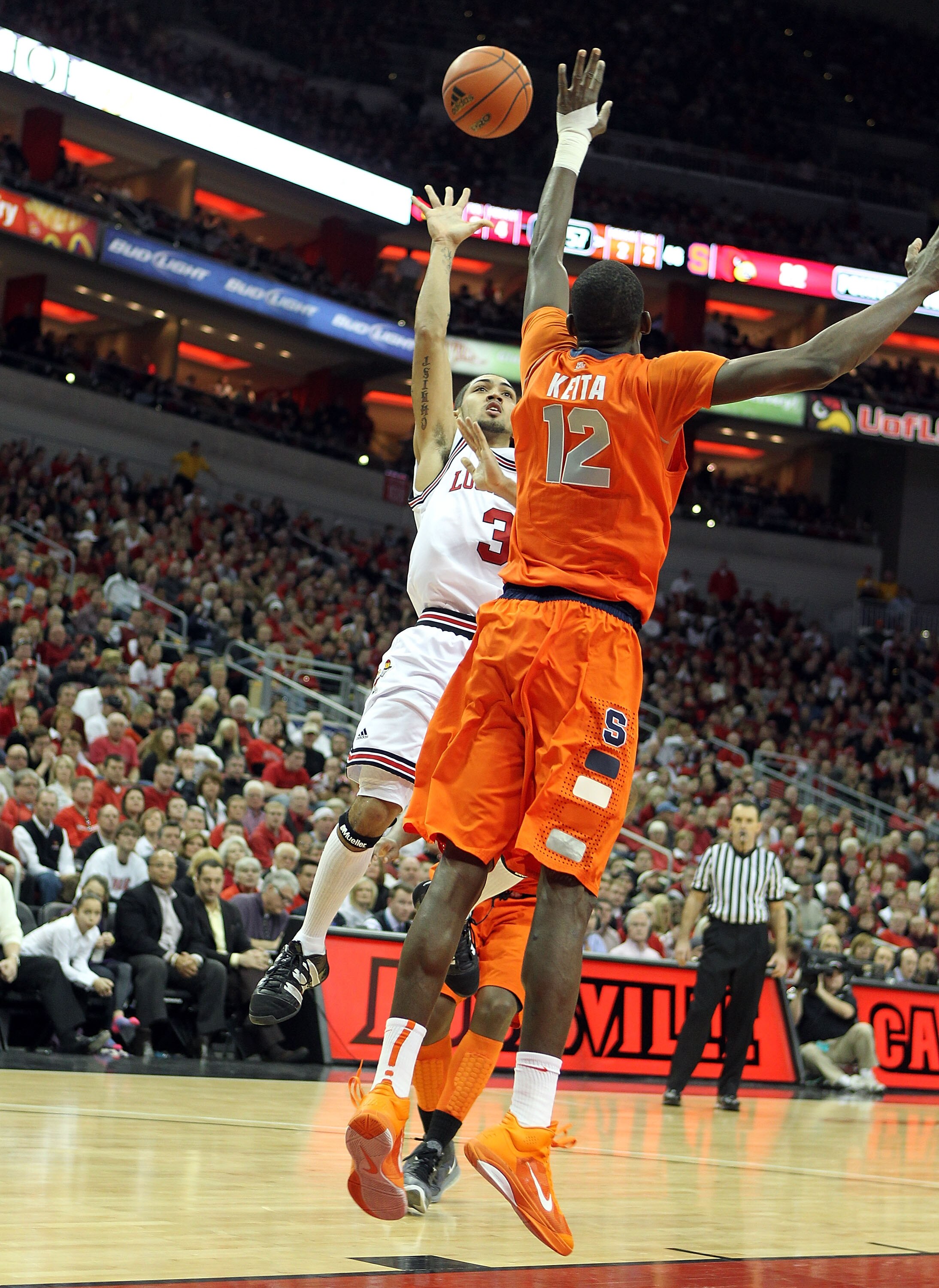 LOUISVILLE, KY - FEBRUARY 12: Peyton Siva #3 of the Louisville Cardinals shoots the ball while defended by Baye Moussa Keita #12 of the Syracuse Orange during the Big East Conference game against at the KFC Yum! Center on February 12, 2011 in Louisville LOUISVILLE, KY - FEBRUARY 12: Peyton Siva #3 of the Louisville Cardinals shoots the ball while defended by Baye Moussa Keita #12 of the Syracuse Orange during the Big East Conference game against at the KFC Yum! Center on February 12, 2011 in Louisville