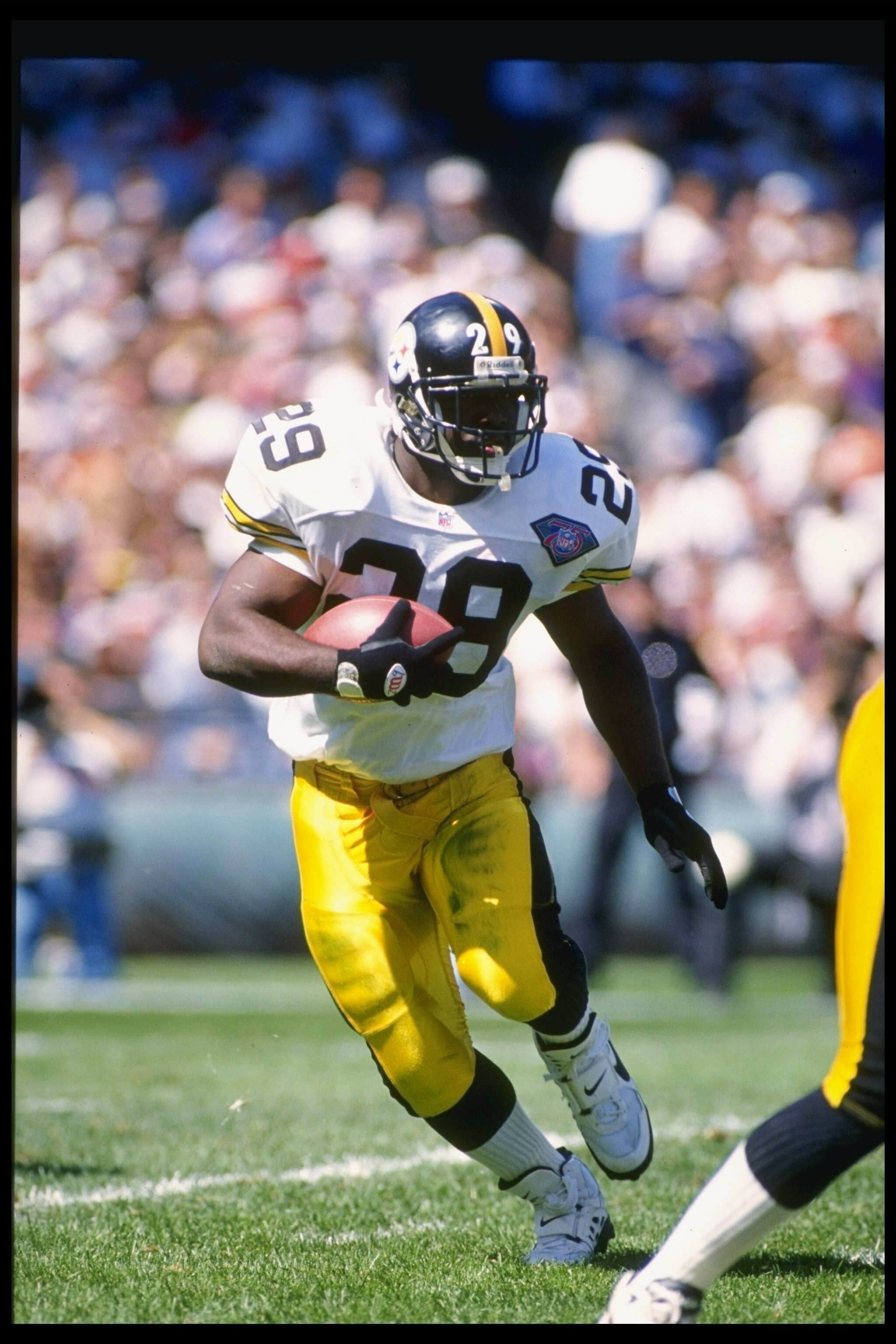 11 Sep 1994:  Running back Barry Foster of the Pittsburgh Steelers moves the ball during a game against the Cleveland Browns at Cleveland Stadium in Cleveland, Ohio.  The Steelers won the game, 17-10. Mandatory Credit: Rick Stewart  /Allsport
