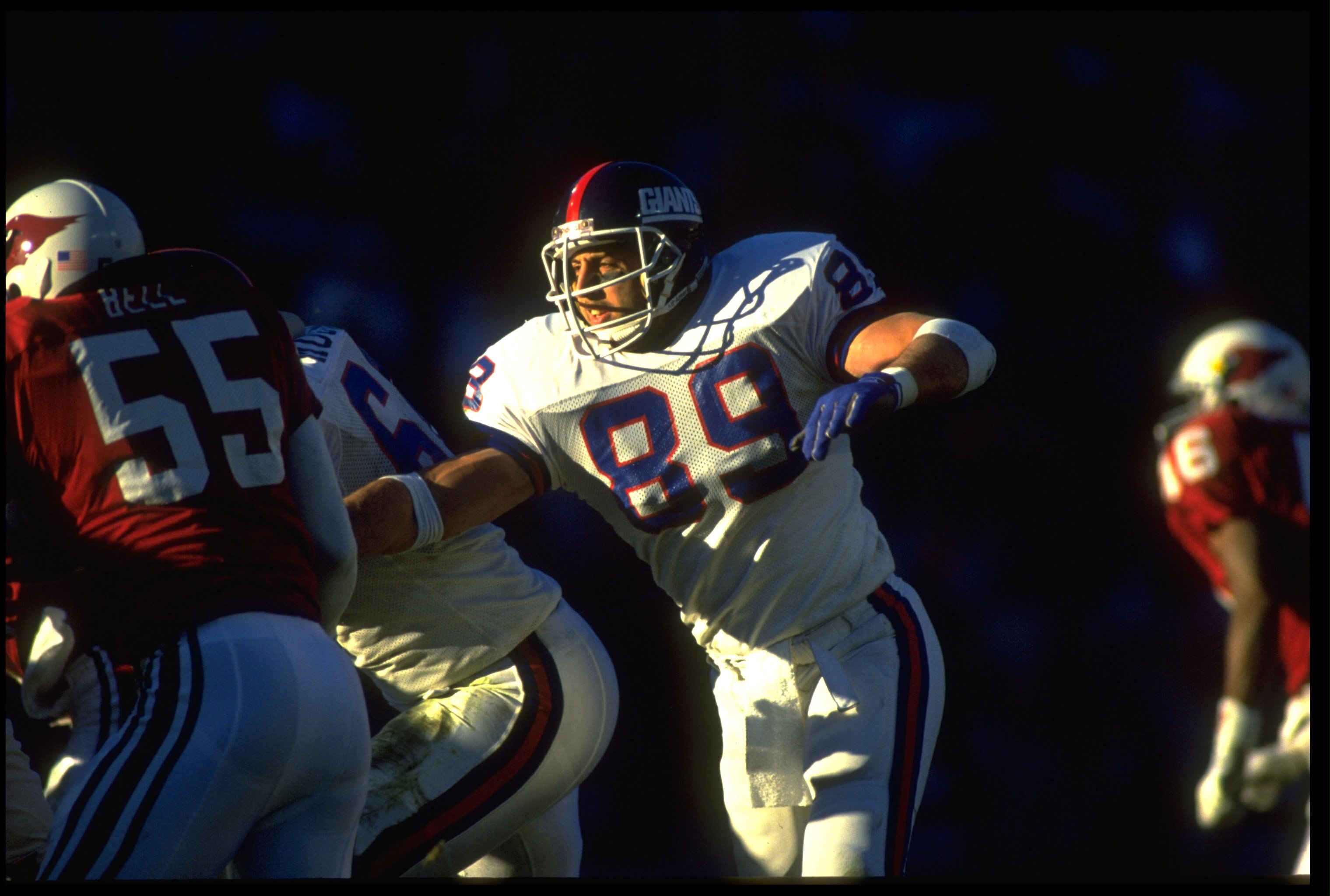 16 OCT 1990:  NEW YORK GIANTS TIGHTEND MARK BAVARO LOOKS TO BLOCK A PHOENIX CARDINAL DEFENSIVE LINEMAN DURING THE GIANTS 24-21 VICTORY OVER THE PHOENIX CARDINALS AT SUN DEVIL STADIUM IN TEMPE, ARIZONA.
