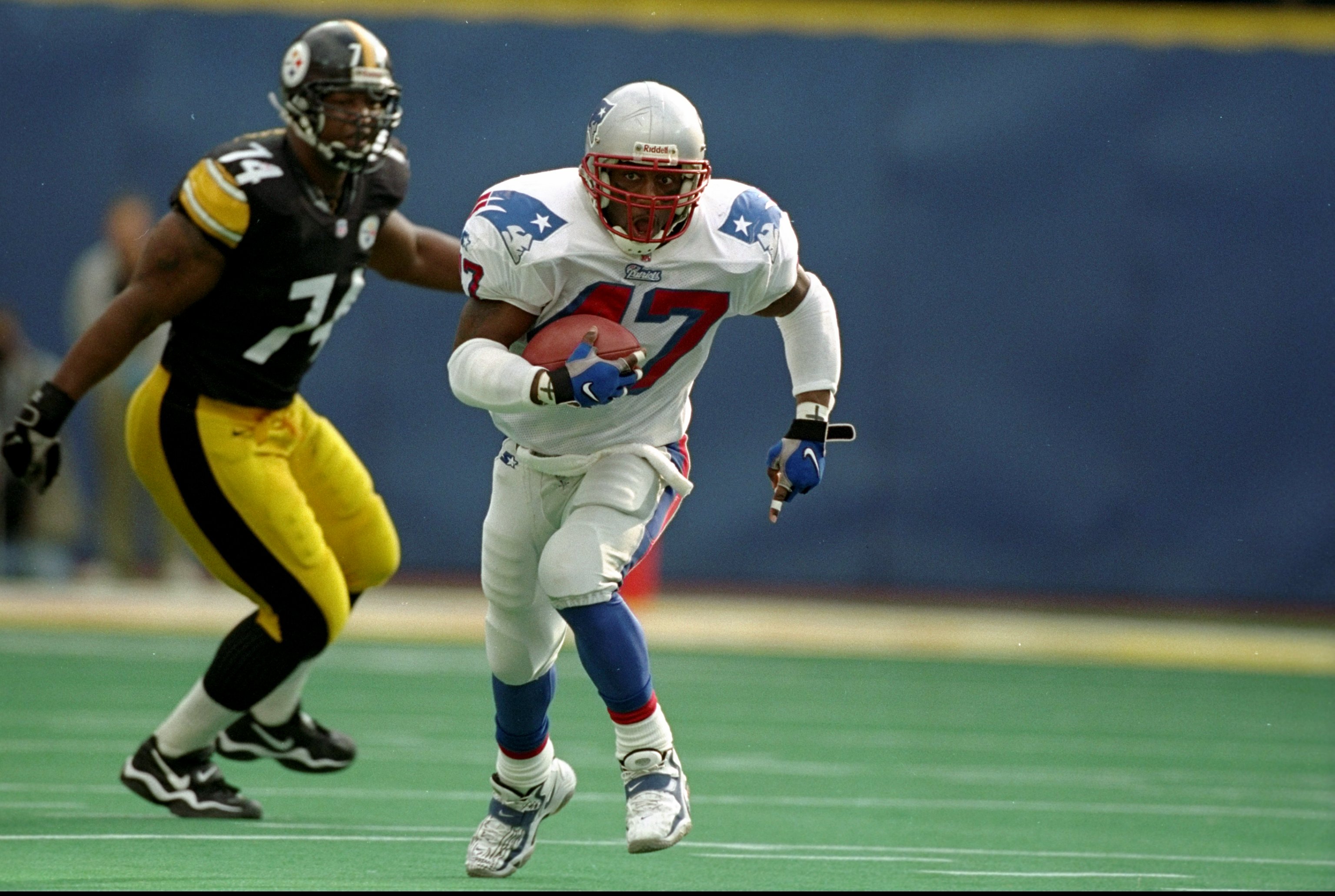 6 Dec 1998:  Running back Robert Edwards #47 of the New England Patriots in action against the Pittsburgh Steelers at Three Rivers Stadium in Pittsburgh, Pennsylvania. The Patriots defeated the Steelers 23-9. Mandatory Credit: Rick Stewart  /Allsport