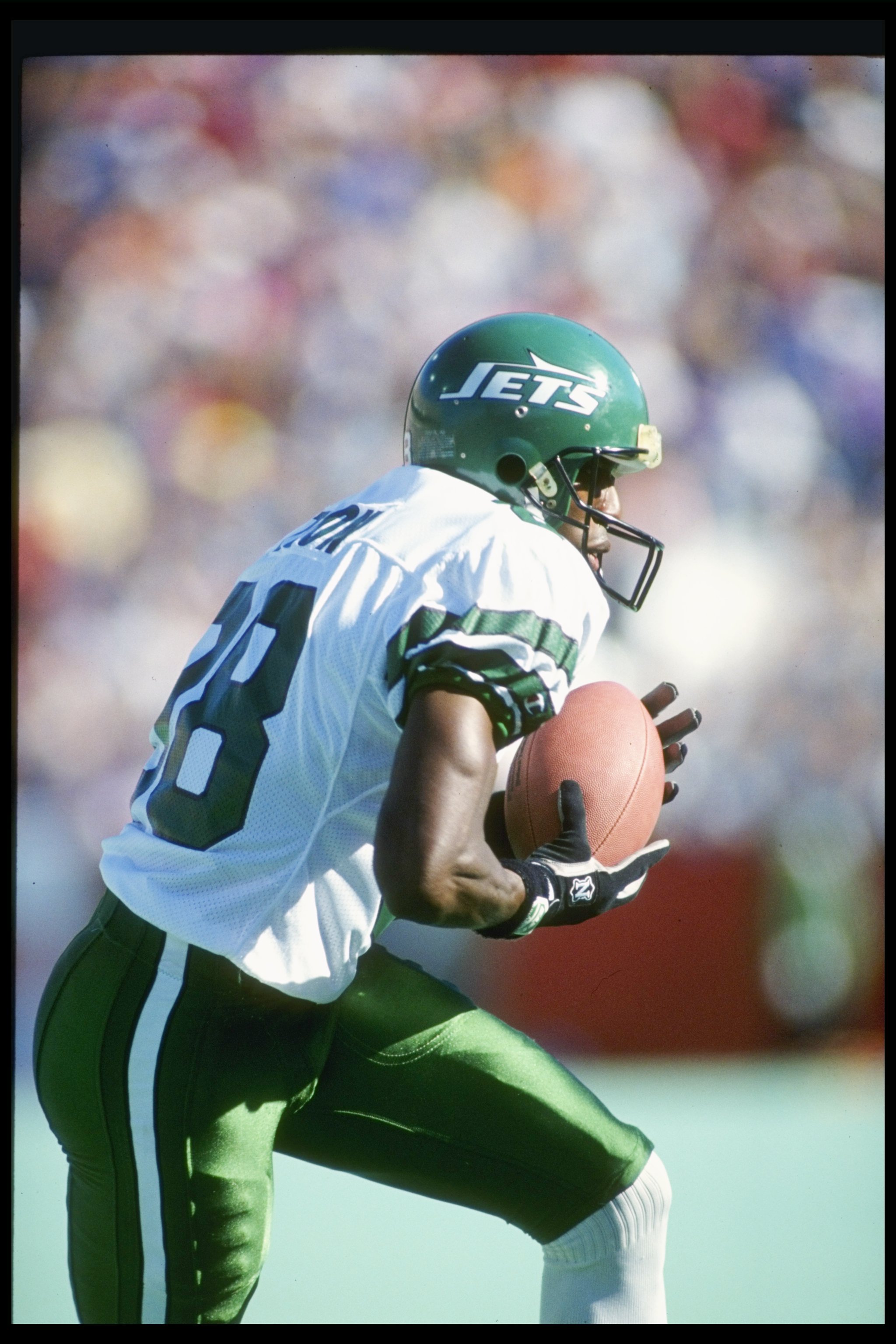 21 Oct 1990:  Tight end Al Toon of the New York Jets runs down the field during a game against the Buffalo Bills at Rich Stadium in Orchard Park, New York.  The Bills won the game 30-27. Mandatory Credit: Rick Stewart  /Allsport