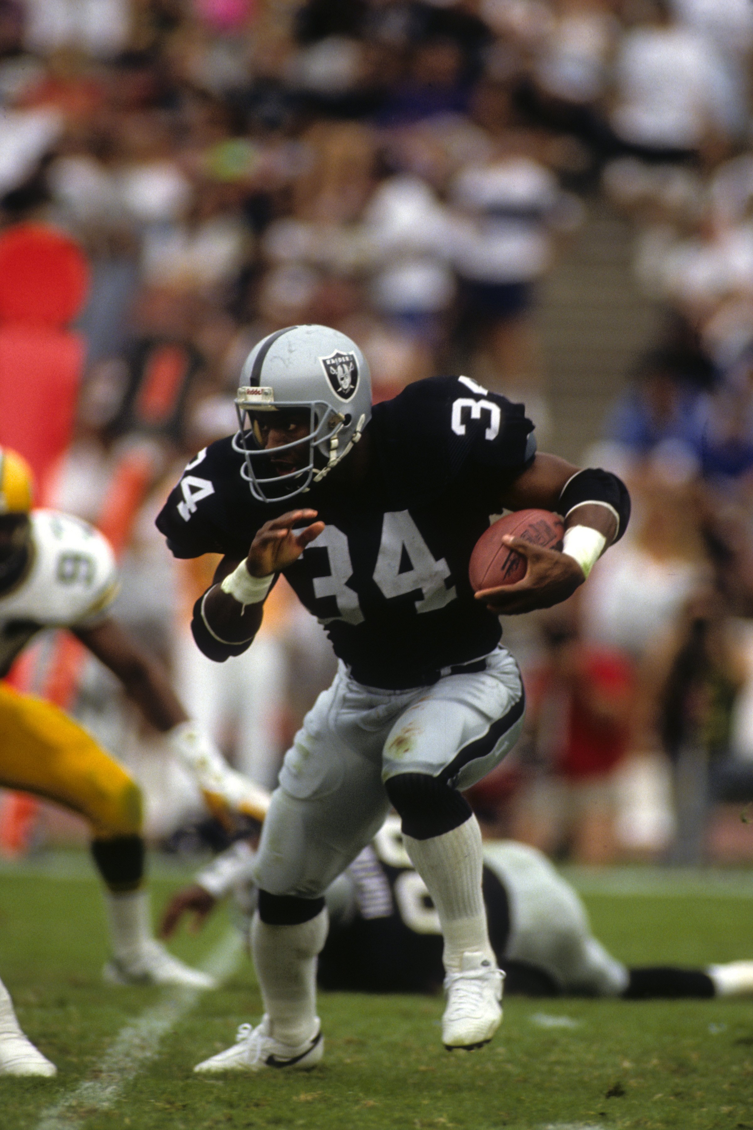 LOS ANGELES - NOVEMBER 11:  Running back Bo Jackson #34 of the Los Angeles Raiders runs with the ball during a game against the Green Bay Packers at the Los Angeles Memorial Coliseum on November 11, 1990 in Los Angeles, California.  The Packers won 29-16.