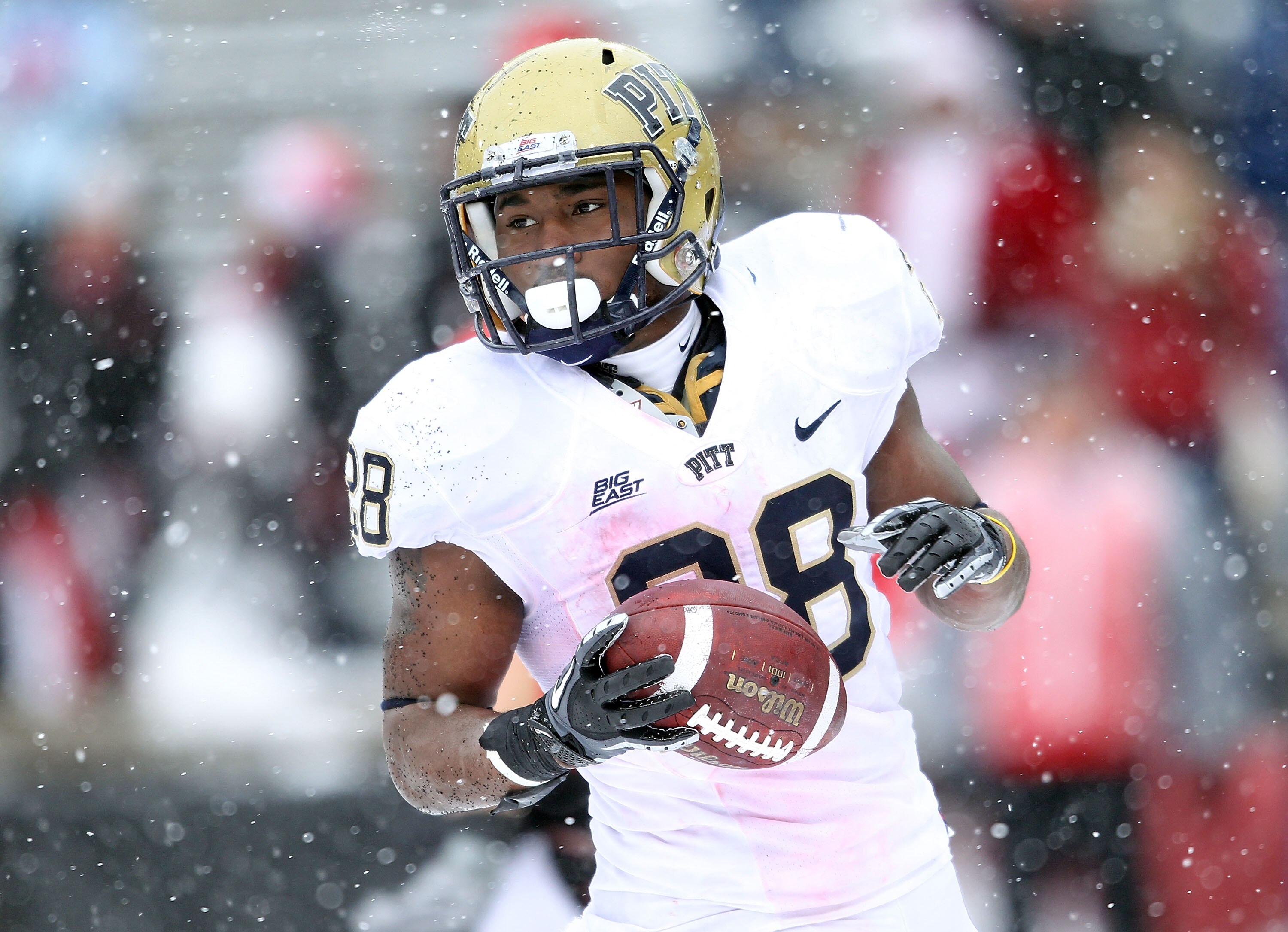 CINCINNATI, OH - DECEMBER 04: Dion Lewis #28 of the Pittsburgh Panthers runs for a touchdown during the Big East Conference game against the Cincinnati Bearcats at Nippert Stadium on December 4, 2010 in Cincinnati, Ohio. Pittsburgh won 28-10.(Photo by A CINCINNATI, OH - DECEMBER 04: Dion Lewis #28 of the Pittsburgh Panthers runs for a touchdown during the Big East Conference game against the Cincinnati Bearcats at Nippert Stadium on December 4, 2010 in Cincinnati, Ohio. Pittsburgh won 28-10.(Photo by A