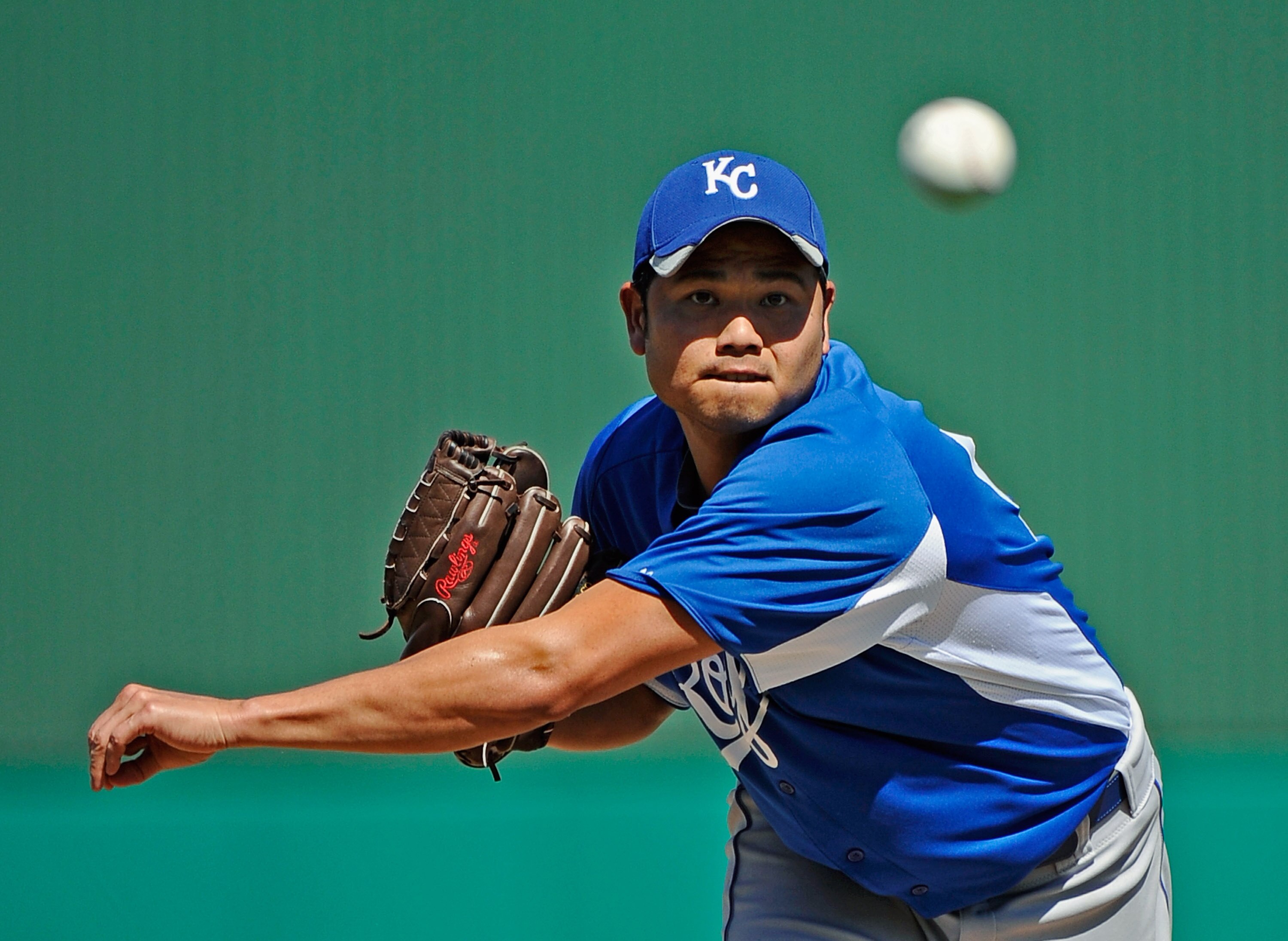 MESA, AZ - MARCH 09:  Pitcher Bruce Chen #52 of the Kansas City Royals throws a ptich against the Chicago Cubs during the spring training baseball game at HoHoKam Stadium on March 9, 2011 in Mesa, Arizona.  (Photo by Kevork Djansezian/Getty Images)