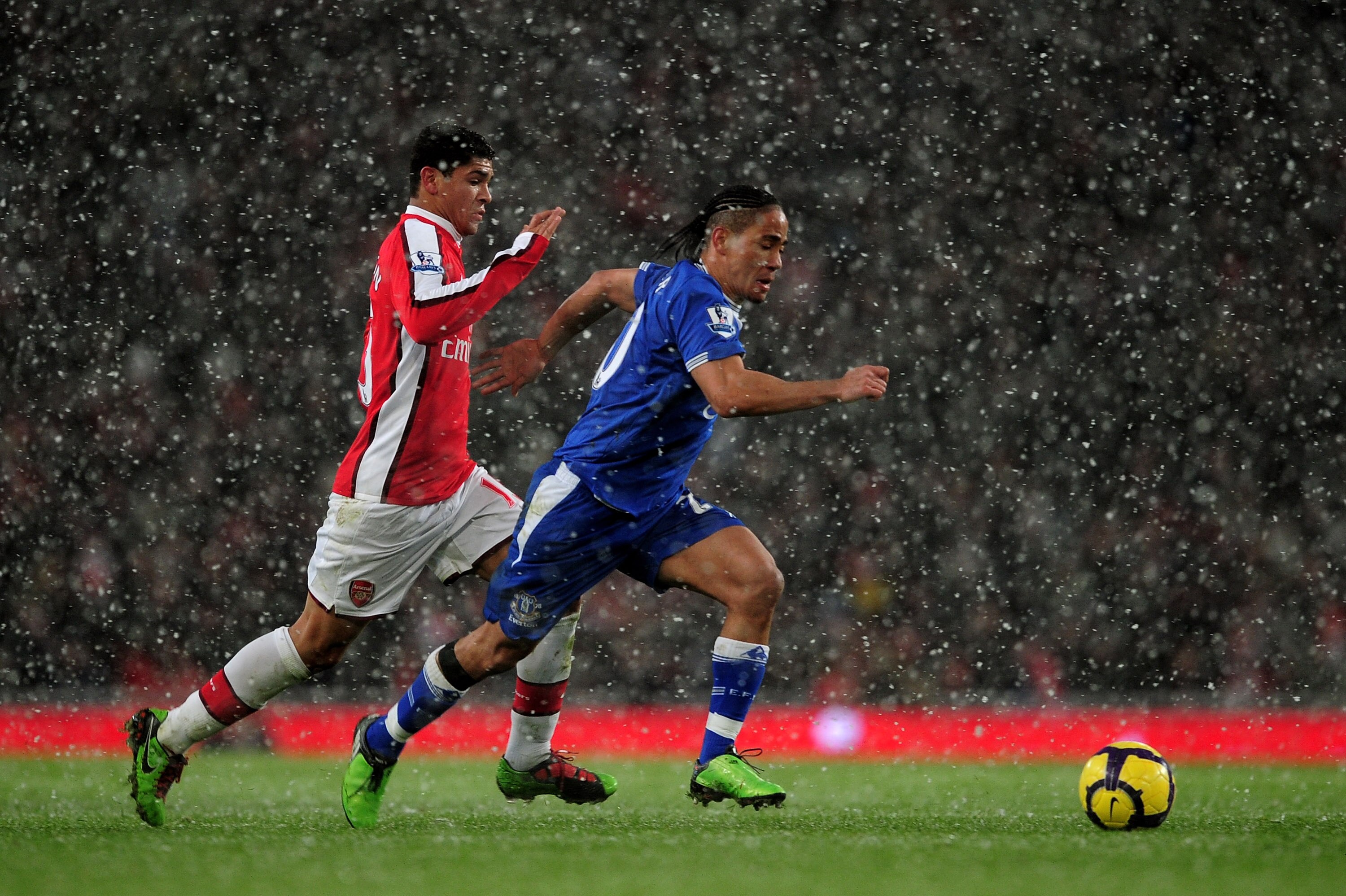 LONDON, ENGLAND - JANUARY 09:  Denilson of Arsenal challenges Steven Pienaar of Everton during the Barclays Premier League match between Arsenal and Everton at Emirates Stadium on January 9, 2010 in London, England.  (Photo by Shaun Botterill/Getty Images