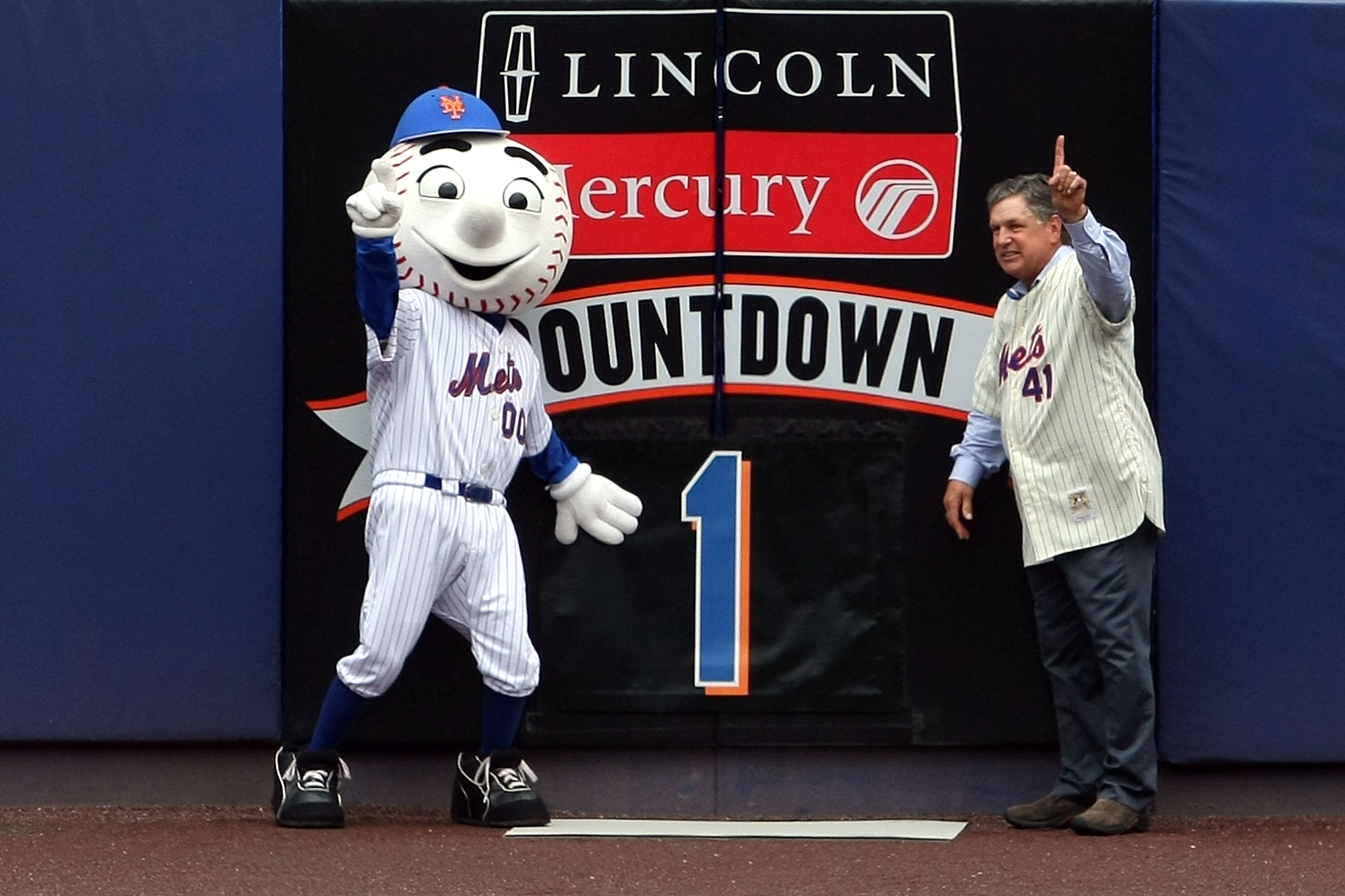 NEW YORK - SEPTEMBER 28:  Former New York Mets pitcher Tom Seaver (right) with Mets mascot Mr. Met  removing the last countdown number before the last regular season baseball game ever played in Shea Stadium featuring the New York Mets and the Florida Mar