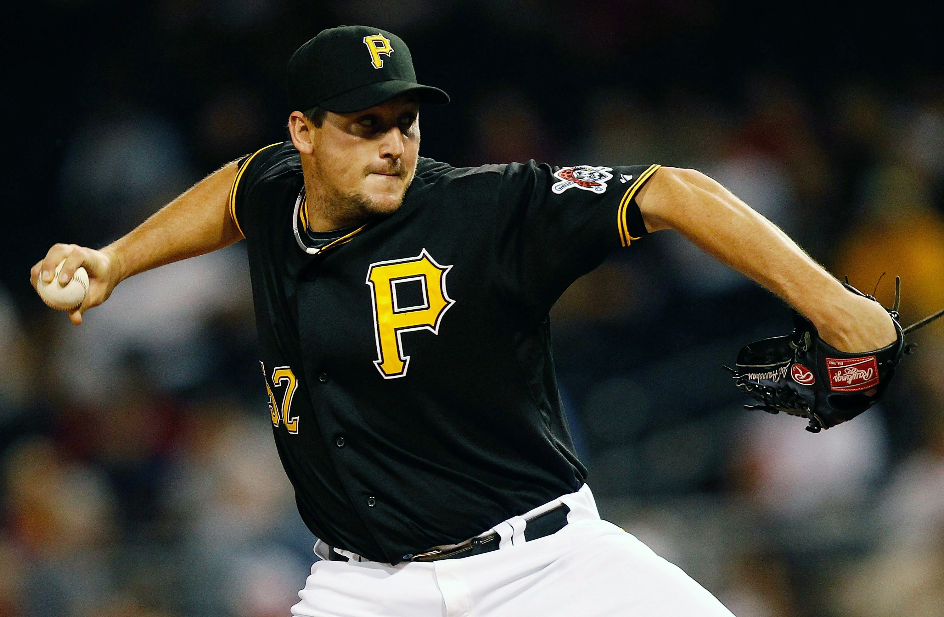 PITTSBURGH - SEPTEMBER 21:  Joel Hanrahan #52 of the Pittsburgh Pirates pitches against the St Louis Cardinals during the game on September 21, 2010 at PNC Park in Pittsburgh, Pennsylvania.  (Photo by Jared Wickerham/Getty Images)