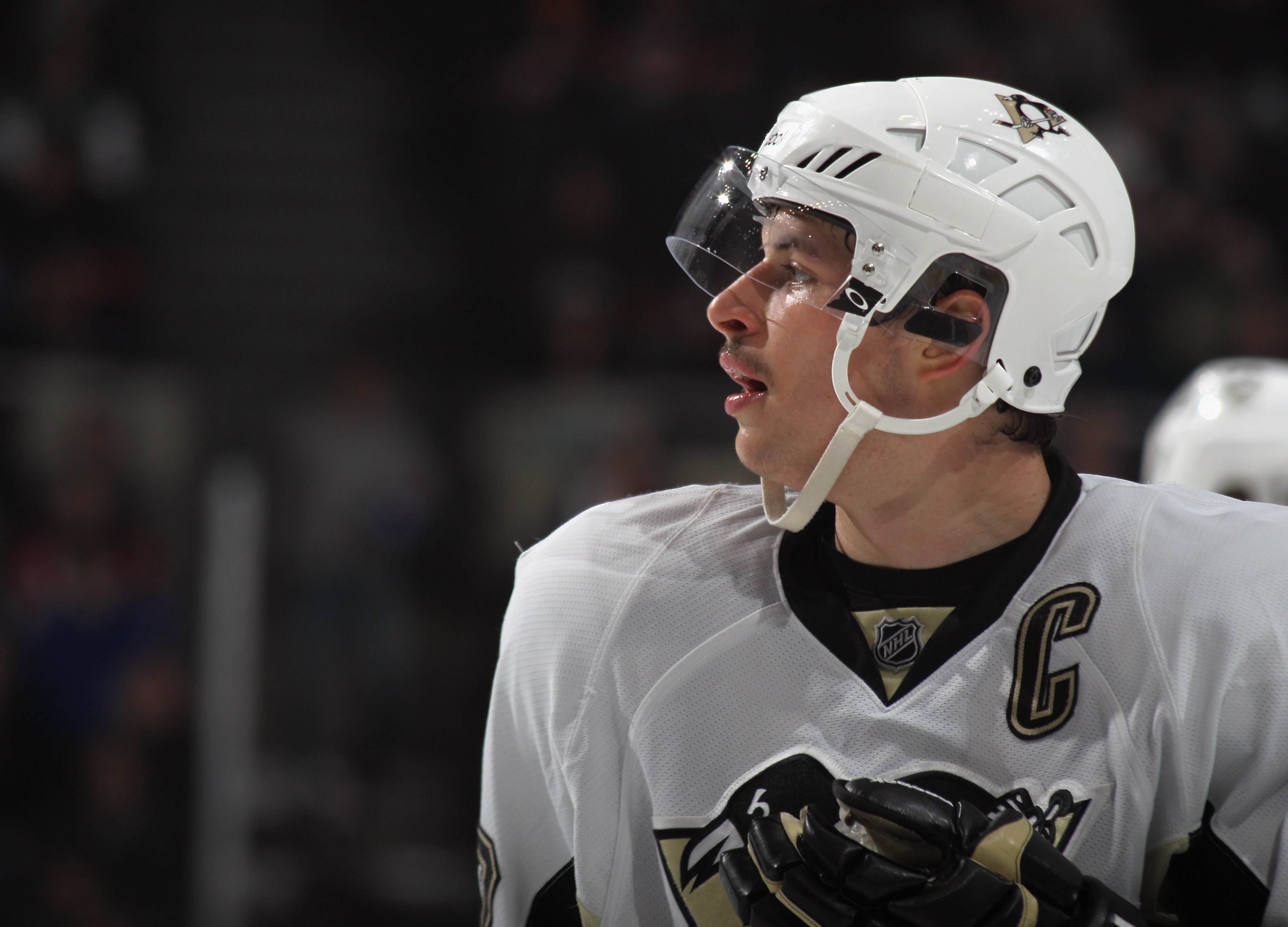 UNIONDALE, NY - DECEMBER 29:  Sidney Crosby #87 of the Pittsburgh Penguins skates against the New York Islanders at the Nassau Coliseum on December 29, 2010 in Uniondale, New York.  (Photo by Bruce Bennett/Getty Images)