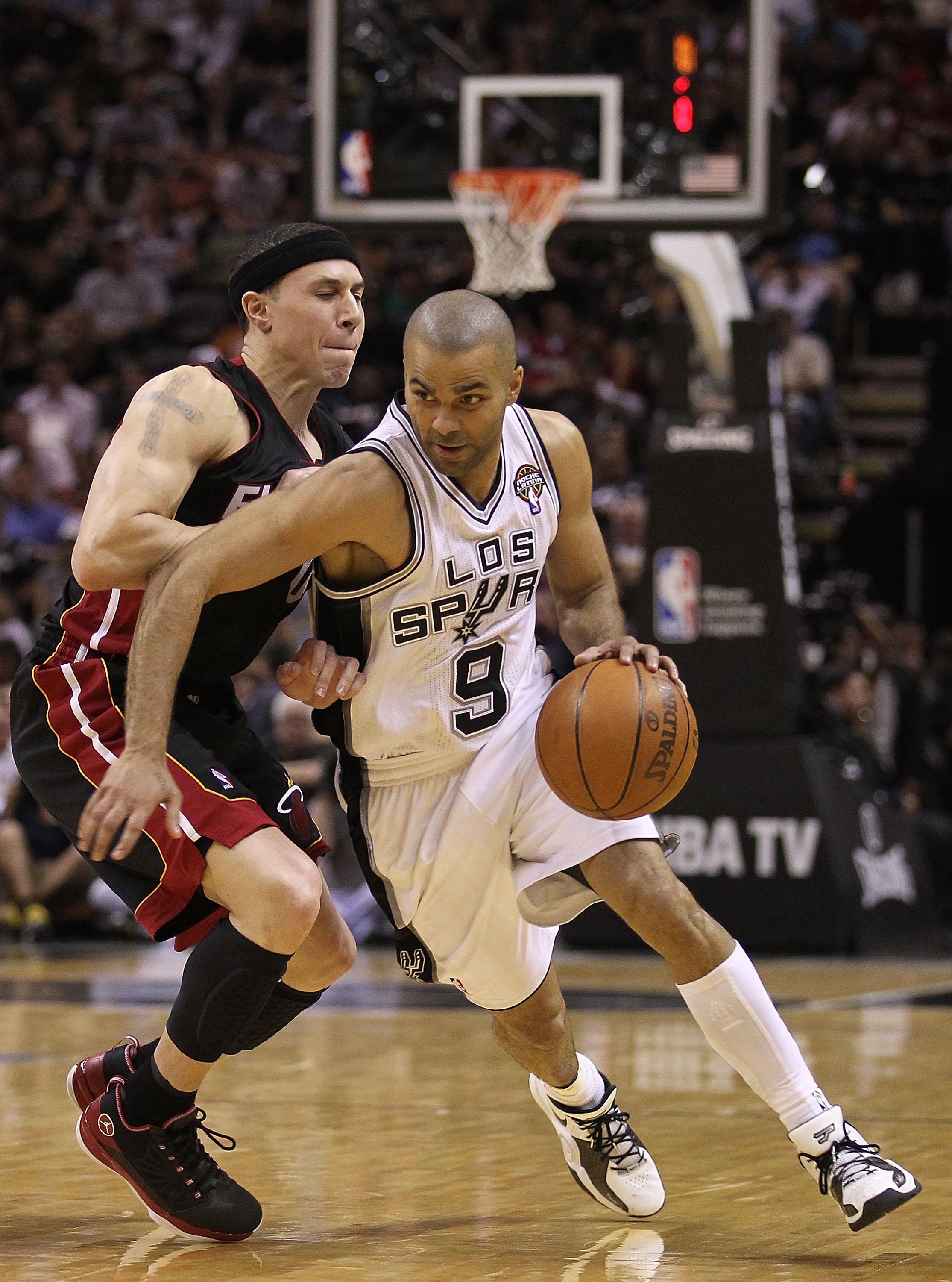 SAN ANTONIO, TX - MARCH 04:  Guard Tony Parker #9 of the San Antonio Spurs dribbles the ball against Mike Bibby #0 of the Miami Heat at AT&T Center on March 4, 2011 in San Antonio, Texas.   NOTE TO USER: User expressly acknowledges and agrees that, by dow