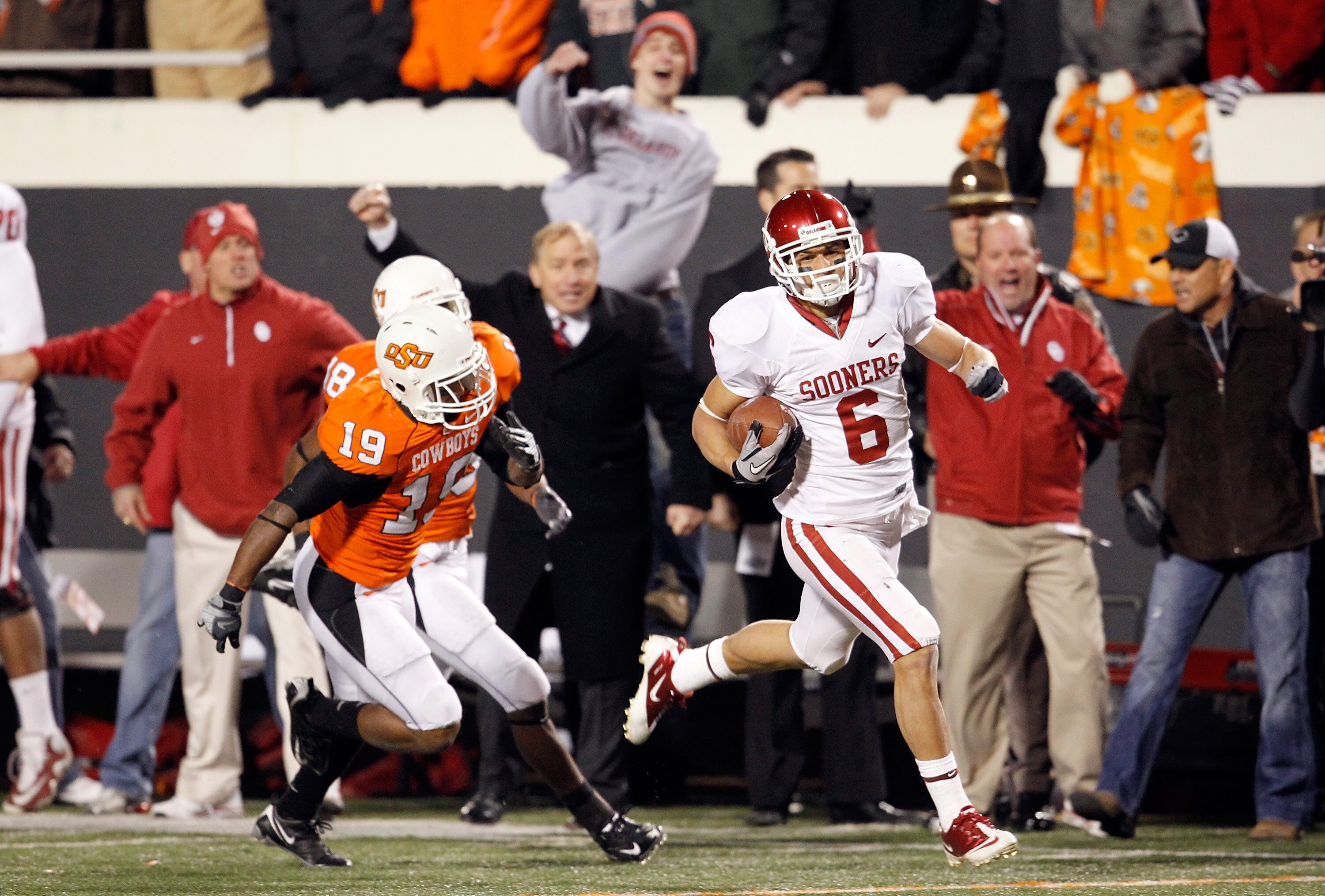 STILLWATER, OK - NOVEMBER 27:  Wide receiver Cameron Kenney #6 of the Oklahoma Sooners beats out cornerback Devin Hegepeth #18 and cornerback Brodrick Brown #19 to score against the Oklahoma State Cowboys at Boone Pickens Stadium on November 27, 2010 in S