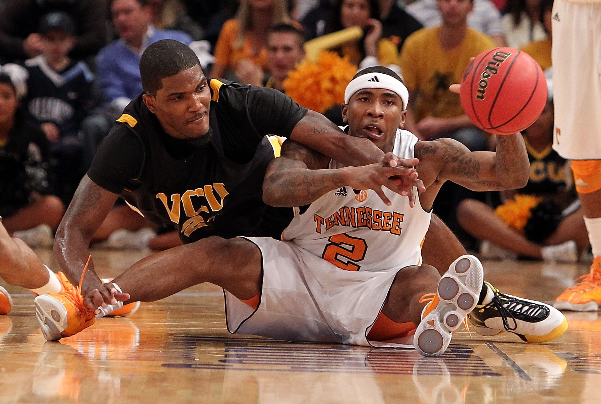 NEW YORK - NOVEMBER 24: Melvin Goins #2 of the Tennessee Volunteers passes the ball from the floor under pressure from Jamie Skeen #21 of the Virginia Commonwealth Rams during their preseason NIT semifinal at Madison Square Garden on November 24, 2010 in NEW YORK - NOVEMBER 24: Melvin Goins #2 of the Tennessee Volunteers passes the ball from the floor under pressure from Jamie Skeen #21 of the Virginia Commonwealth Rams during their preseason NIT semifinal at Madison Square Garden on November 24, 2010 in