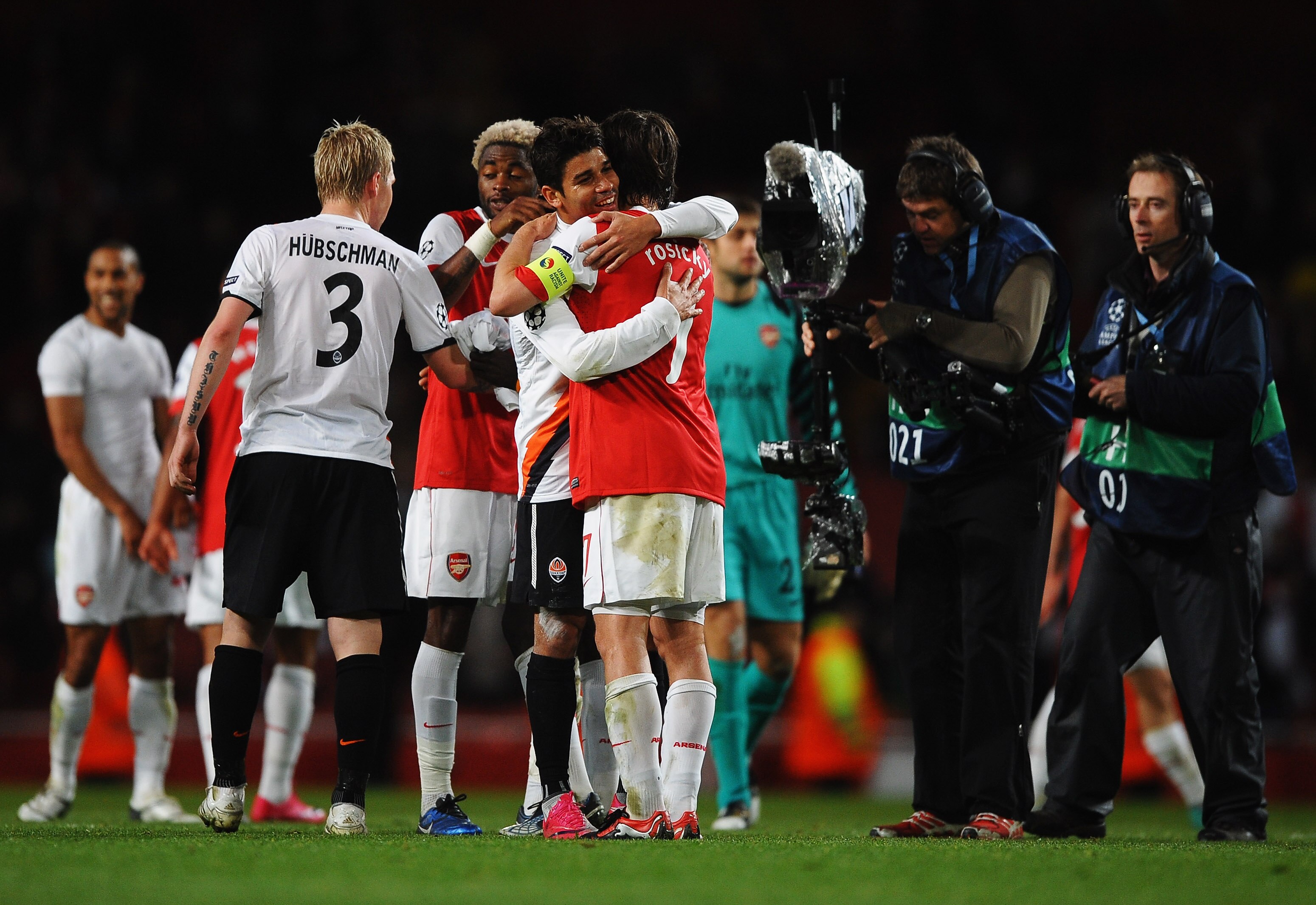 LONDON, ENGLAND - OCTOBER 19:  Eduardo of Shakhtar Donetsk embraces Tomas Rosicky of Arsenal after the UEFA Champions League Group H match between Arsenal and FC Shakhtar Donetsk at the Emirates Stadium on October 19, 2010 in London, England.  (Photo by L