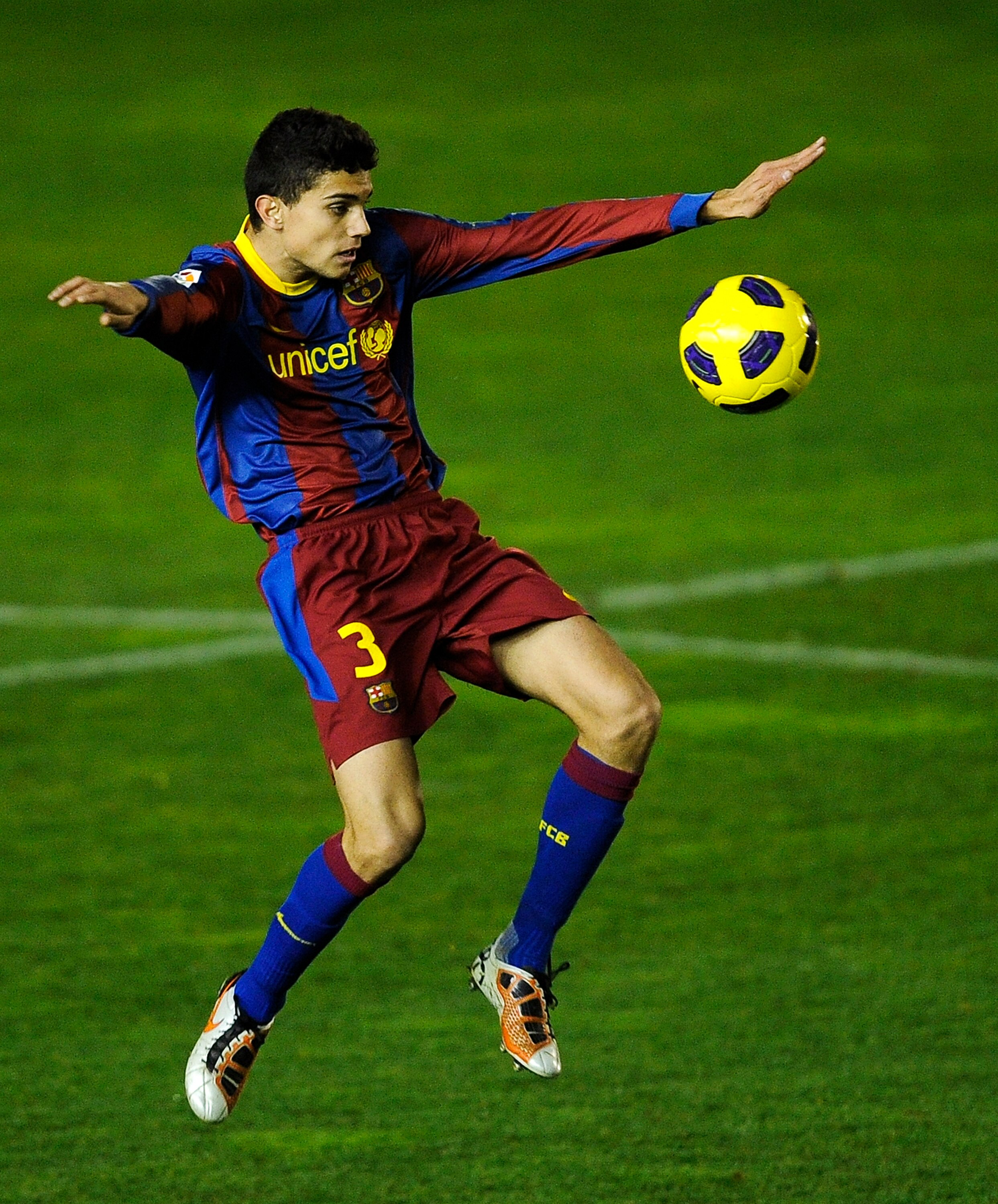 BARCELONA, SPAIN - JANUARY 08: Marc Bartra of  FC Barcelona B controls the ball during the La Liga Adelante match between FC Barcelona B and Girona at Mini Estadi on January 8, 2011 in Barcelona, Spain.  (Photo by David Ramos/Getty Images)