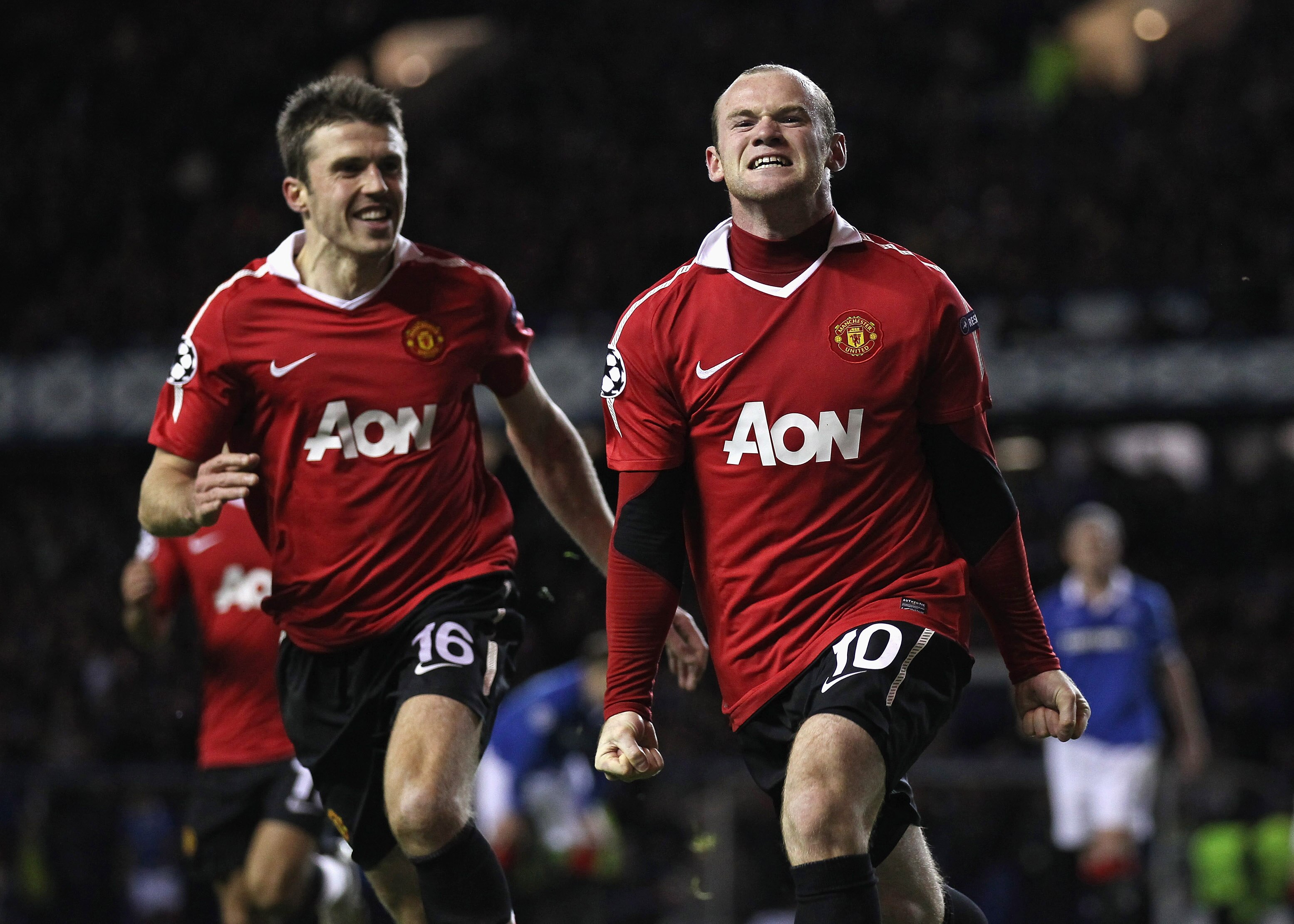 GLASGOW, SCOTLAND - NOVEMBER 24:  Wayne Rooney of Manchester United celebrates with Michael Carrick after scoring the winning goal from the penalty spot during the UEFA Champions League Group C match between Glasgow Rangers and Manchester United at Ibrox