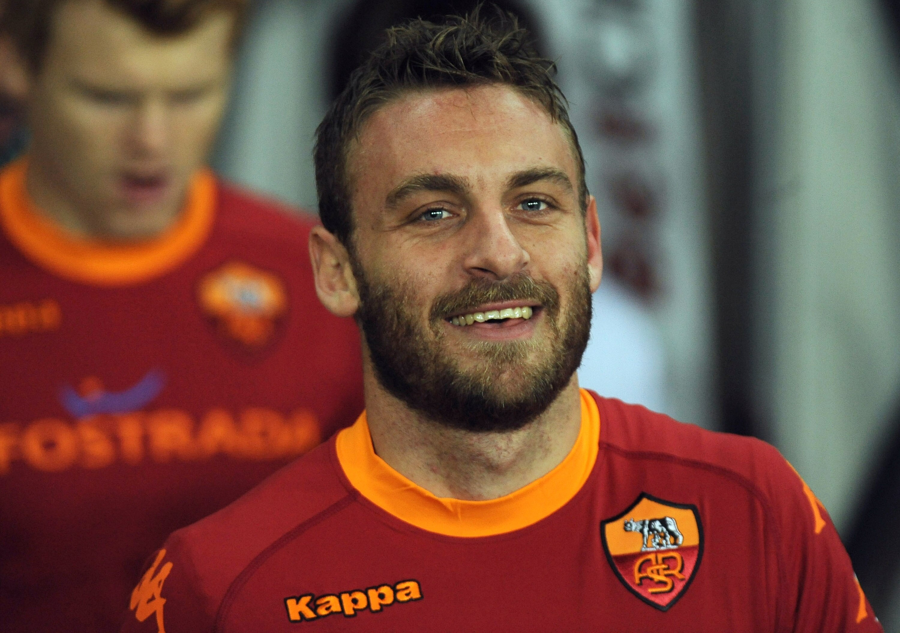 TURIN, ITALY - JANUARY 27:  Daniele De Rossi of AS Roma looks on prior to the Tim Cup match between Juventus FC and AS Roma at Olimpico Stadium on January 27, 2011 in Turin, Italy.  (Photo by Valerio Pennicino/Getty Images)