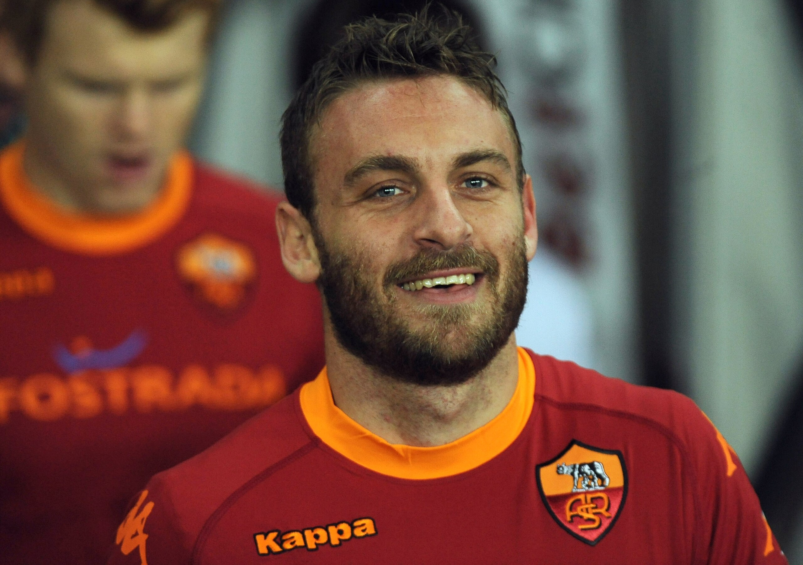 TURIN, ITALY - JANUARY 27:  Daniele De Rossi of AS Roma looks on prior to the Tim Cup match between Juventus FC and AS Roma at Olimpico Stadium on January 27, 2011 in Turin, Italy.  (Photo by Valerio Pennicino/Getty Images)
