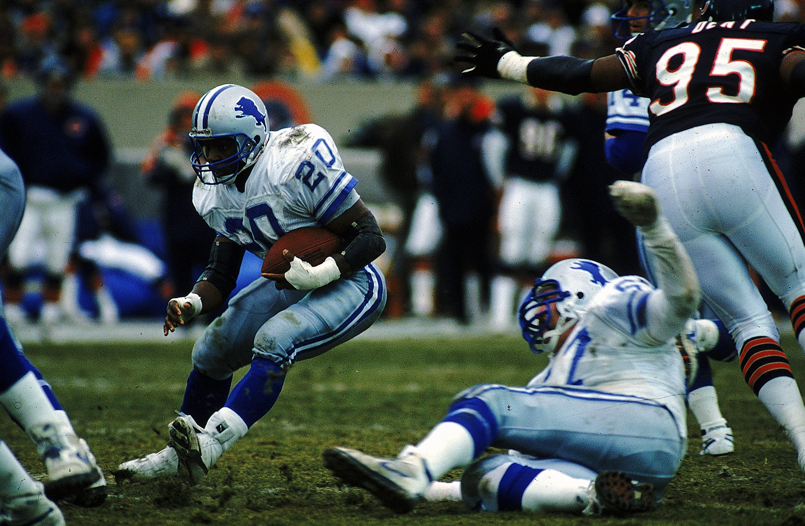 10 Dec 1989: Barry Sanders #20 of the Detroit Lions carries the ball during a game against the Chicago Bears. The Lions defeated the Bears 27-17. Mandatory Credit: Jonathan Daniel  /Allsport