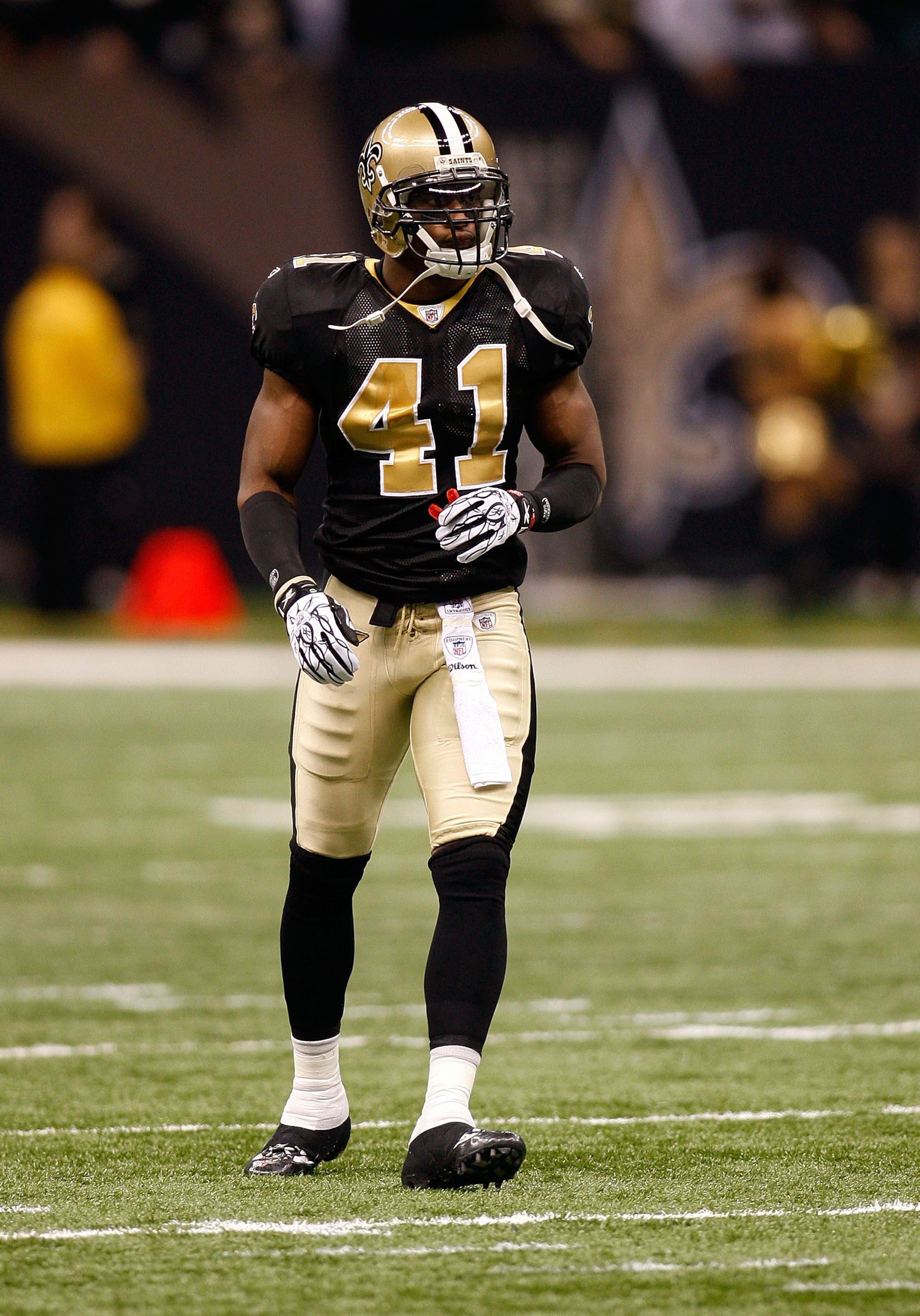 NEW ORLEANS - JANUARY 16:  Safety Roman Harper #41 of the New Orleans Saints gets set on defense against the Arizona Cardinals during the NFC Divisional Playoff Game at Louisana Superdome on January 16, 2010 in New Orleans, Louisiana. The Saints won 45-14