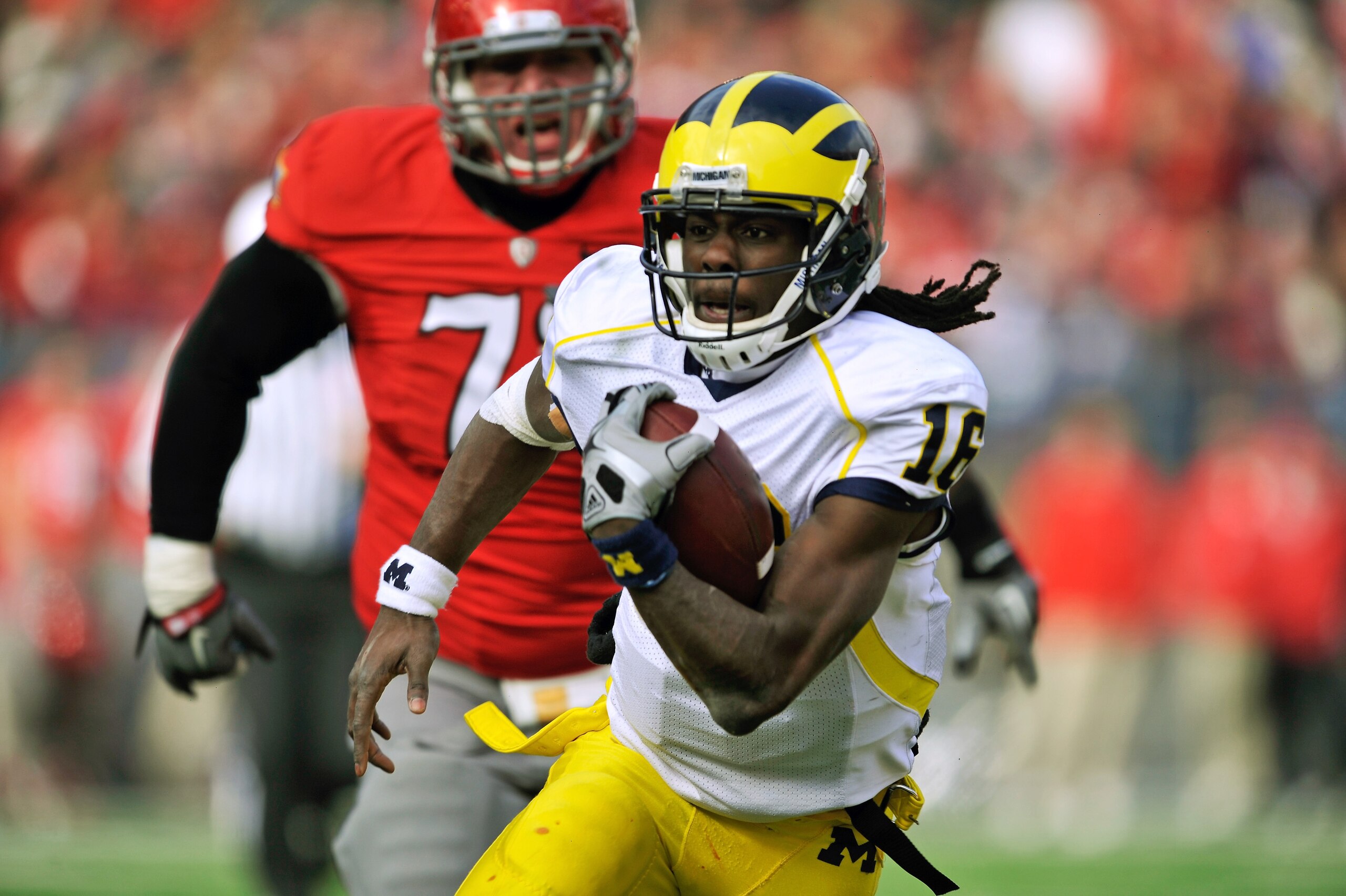 COLUMBUS, OH - NOVEMBER 27: Quarterback Denard Robinson #16 of the Michigan Wolverines takes off upfield for a gain against the Ohio State Buckeyes in the second quarter at Ohio Stadium on November 27, 2010 in Columbus, Ohio. (Photo by Jamie Sabau/Getty COLUMBUS, OH - NOVEMBER 27: Quarterback Denard Robinson #16 of the Michigan Wolverines takes off upfield for a gain against the Ohio State Buckeyes in the second quarter at Ohio Stadium on November 27, 2010 in Columbus, Ohio. (Photo by Jamie Sabau/Getty