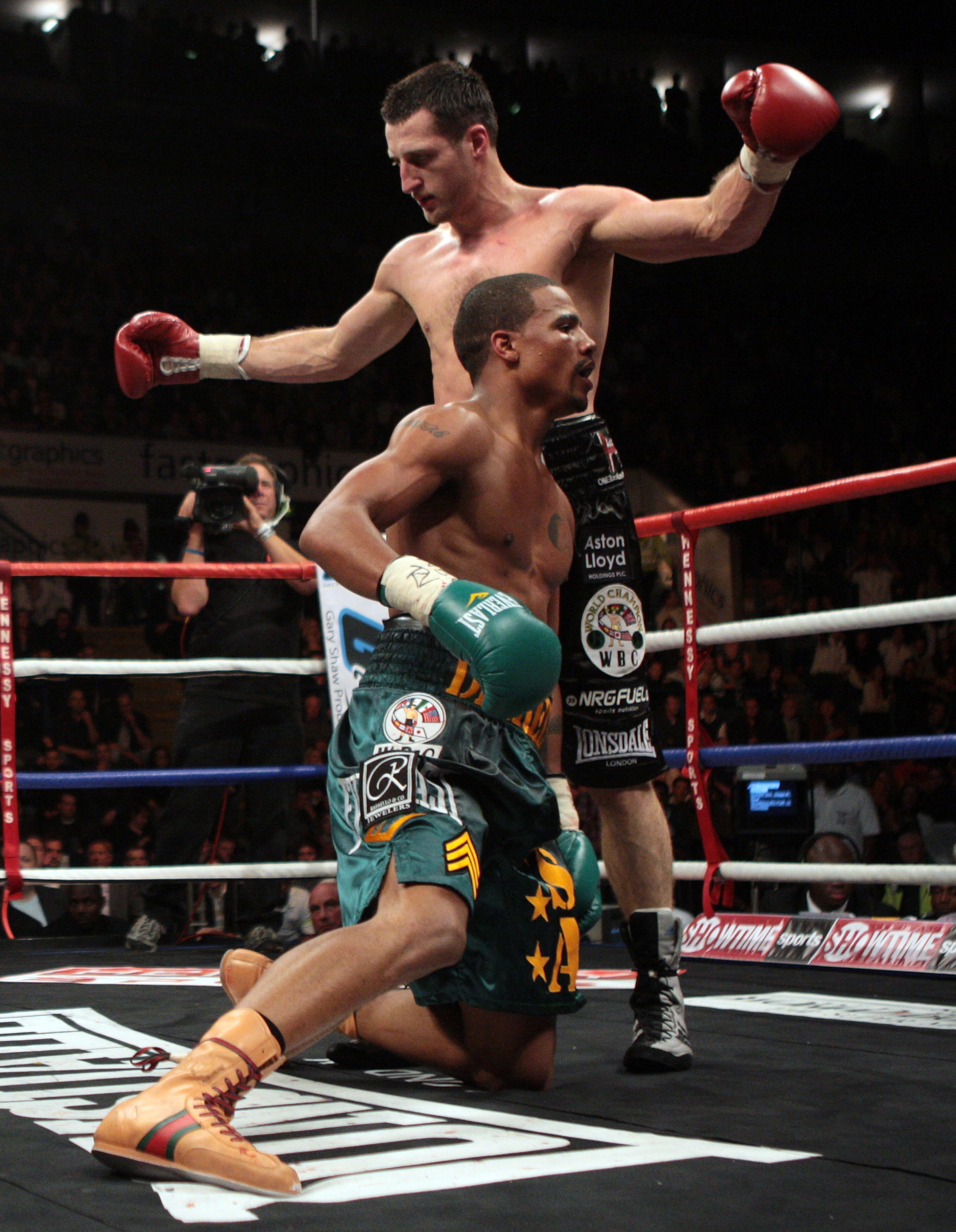NOTTINGHAM, ENGLAND - OCTOBER 17: Andre Dirrell slips as he defends against Carl Froch during their WBC Super Middleweight fight on October 17, 2009 at Trent FM Arena in Nottingham, England. (Photo by John Gichigi/Getty Images) NOTTINGHAM, ENGLAND - OCTOBER 17: Andre Dirrell slips as he defends against Carl Froch during their WBC Super Middleweight fight on October 17, 2009 at Trent FM Arena in Nottingham, England. (Photo by John Gichigi/Getty Images)