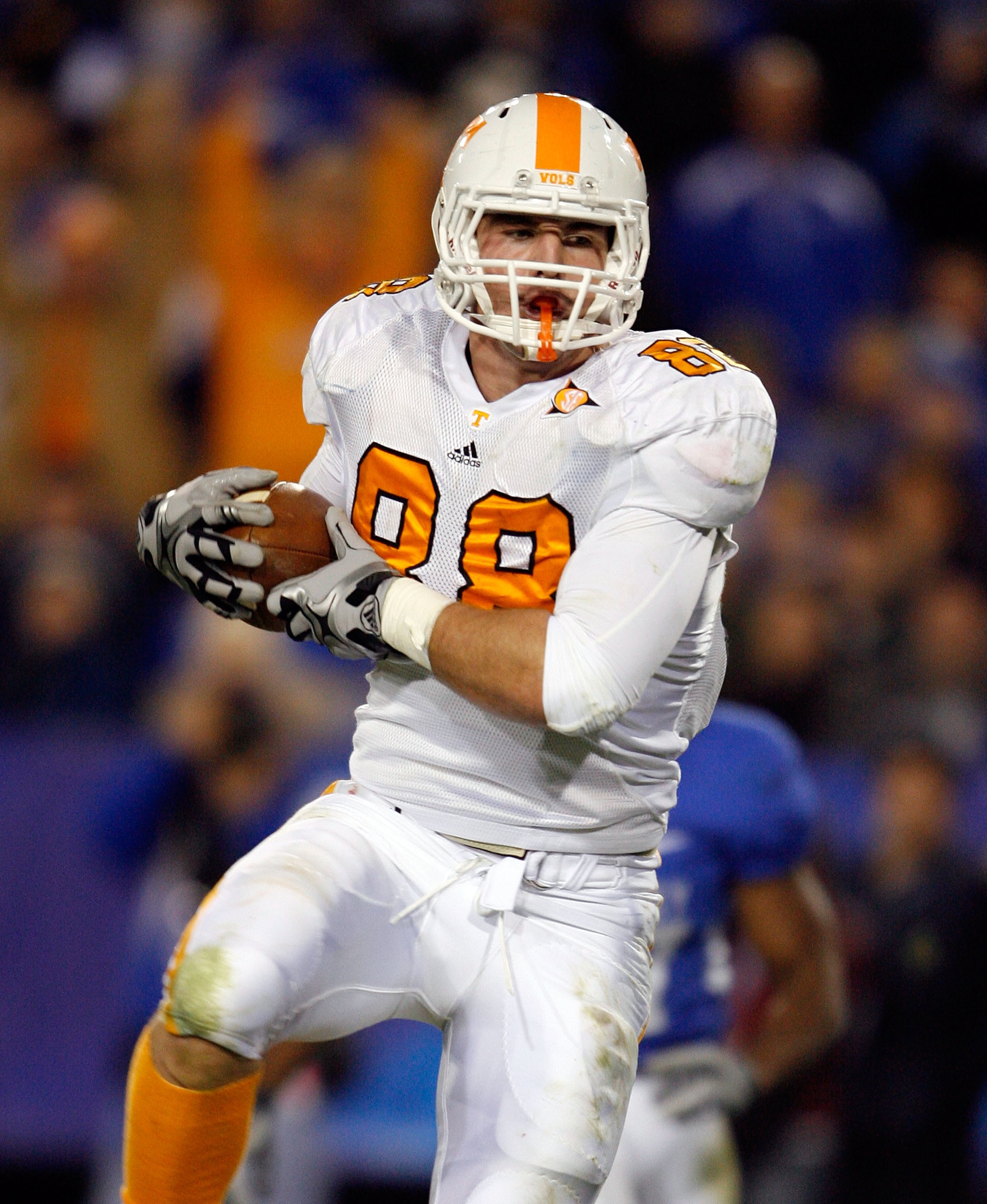 LEXINGTON, KY - NOVEMBER 28:  Luke Stocker #88 of the Tennessee Volunteers catches a touchdown pass during the SEC game against the Kentucky Wildcats at Commonwealth Stadium on November 28, 2009 in Lexington, Kentucky.  (Photo by Andy Lyons/Getty Images)