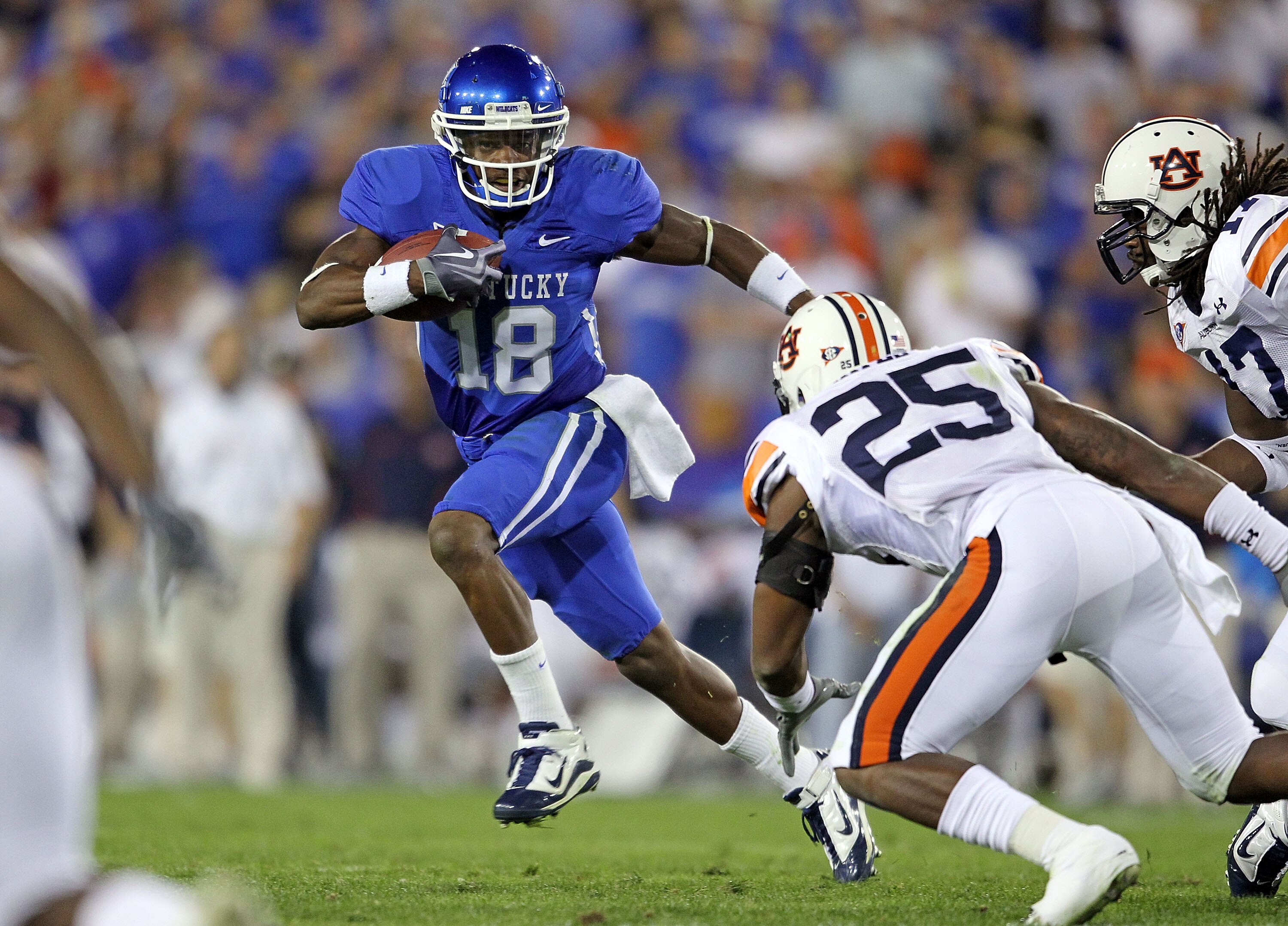LEXINGTON, KY - OCTOBER 09:  Randall Cobb #18 of the Kentucky Wildcats runs with the ball during the SEC game against  the Auburn Tigers  at Commonwealth Stadium on October 9, 2010 in Lexington, Kentucky.  (Photo by Andy Lyons/Getty Images)