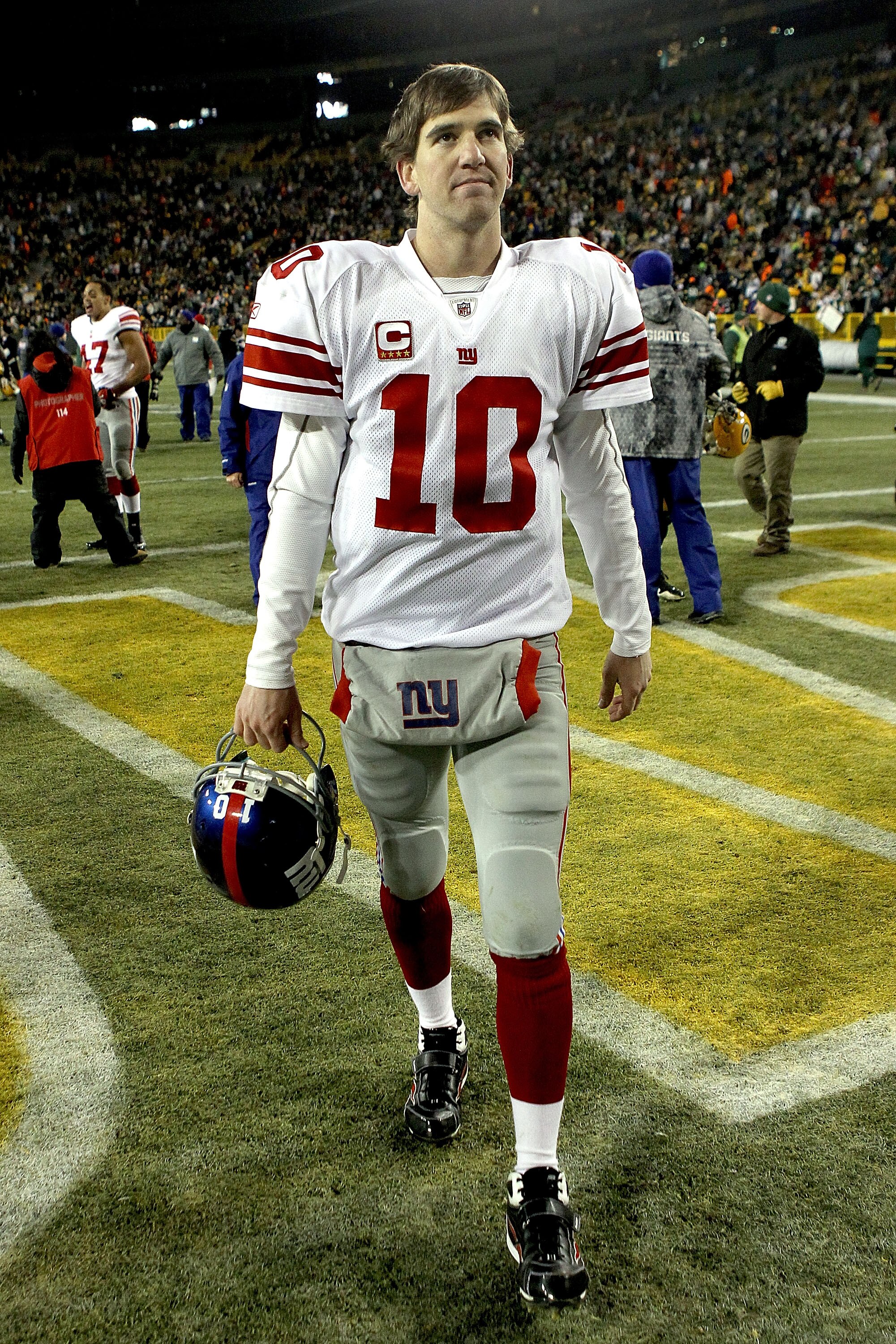 GREEN BAY, WI - DECEMBER 26: Eli Manning #10 of the New York Giants walks off the field after loosing to the Green Bay Packers at Lambeau Field on December 26, 2010 in Green Bay, Wisconsin.  (Photo by Matthew Stockman/Getty Images)