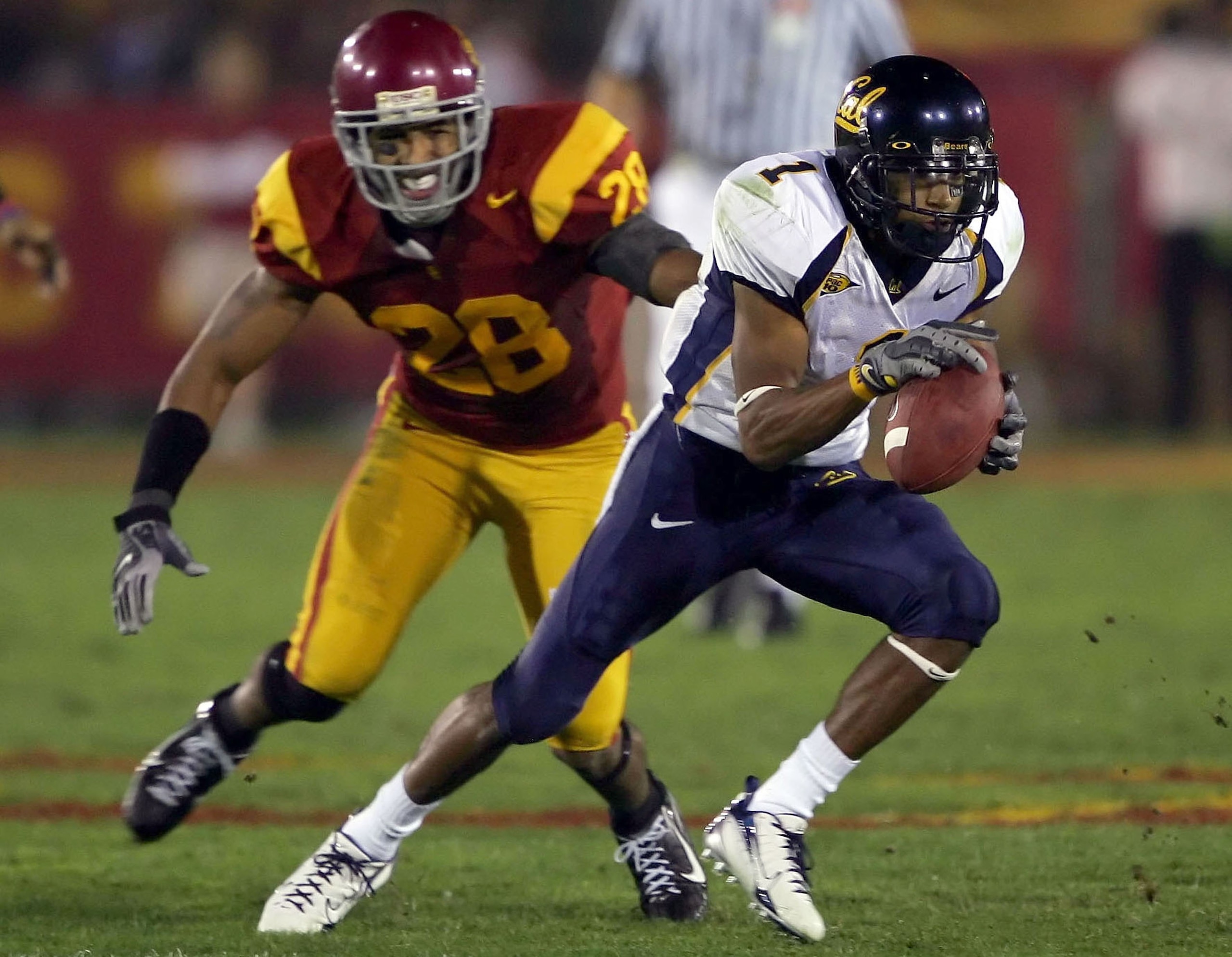 LOS ANGELES - NOVEMBER 18:   Desean Jackson #1 of the California Golden Bears carries the ball against Terrell Thomas #28 of the University of Southern California Trojans on November 18, 2006 at Los Angeles Memorial Coliseum in Los Angeles, California.  T
